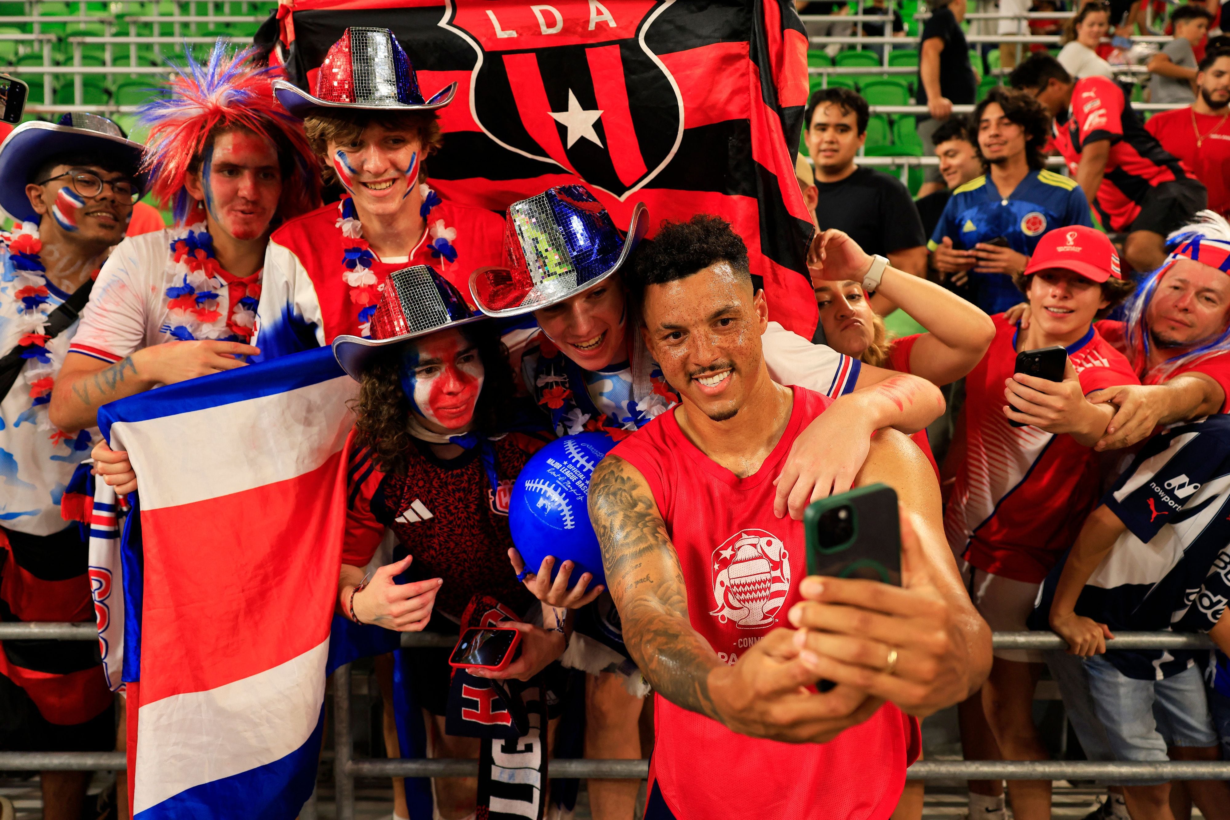 Julio Cascante se tomó fotografías con varios aficionados luego de la victoria de la Selección de Costa Rica contra Paraguay en la Copa América.