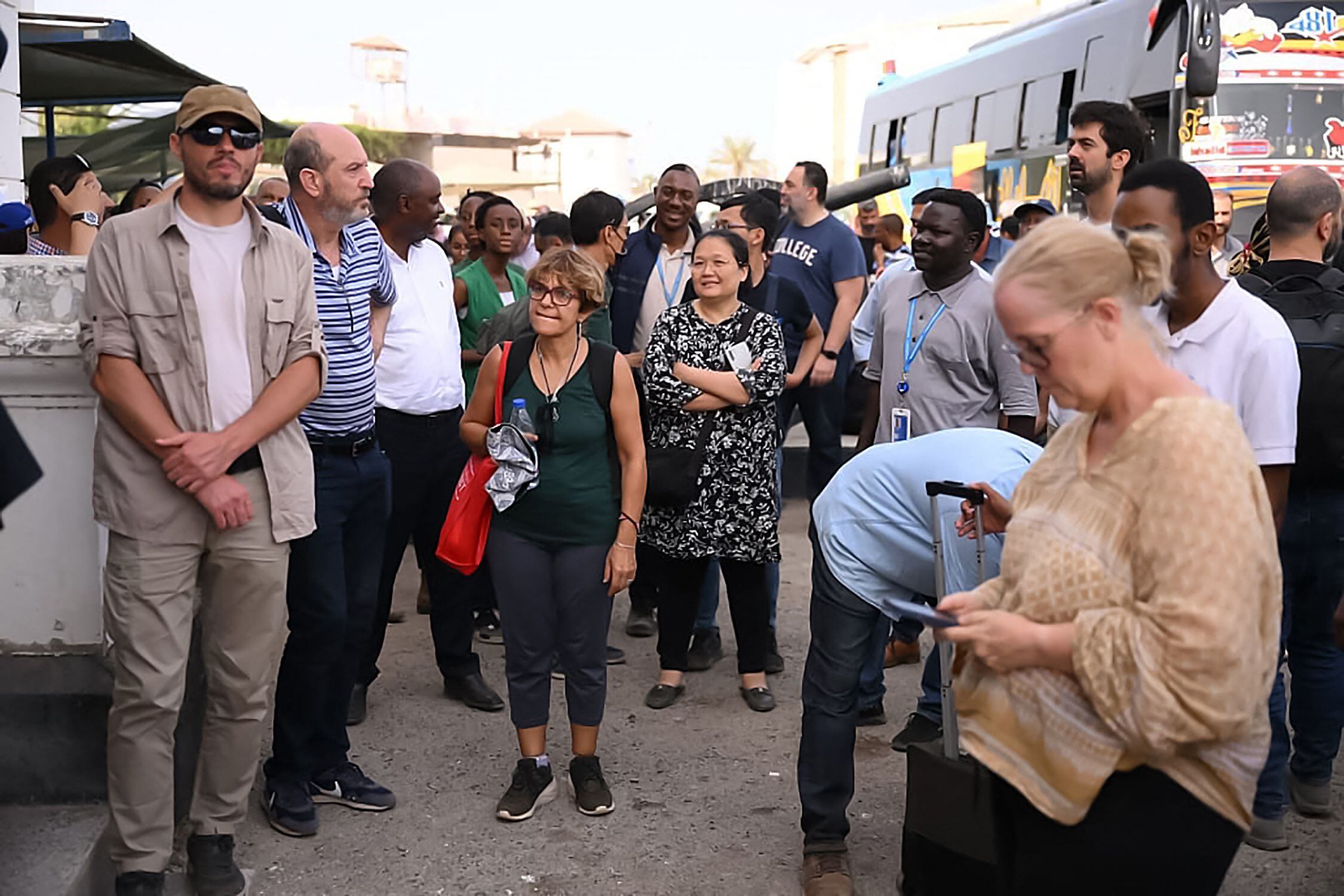 El personal de contratación internacional de la Misión Integrada de Asistencia para la Transición de las Naciones Unidas en Sudán es evacuado de Puerto Sudán.
