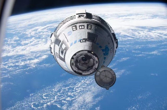La nave Starliner de Boeing enfrentó problemas de acople con la ISS debido a fallos en sus propulsores, que proporcionan maniobras finas. La atracación se retrasó más de una hora por estos inconvenientes.