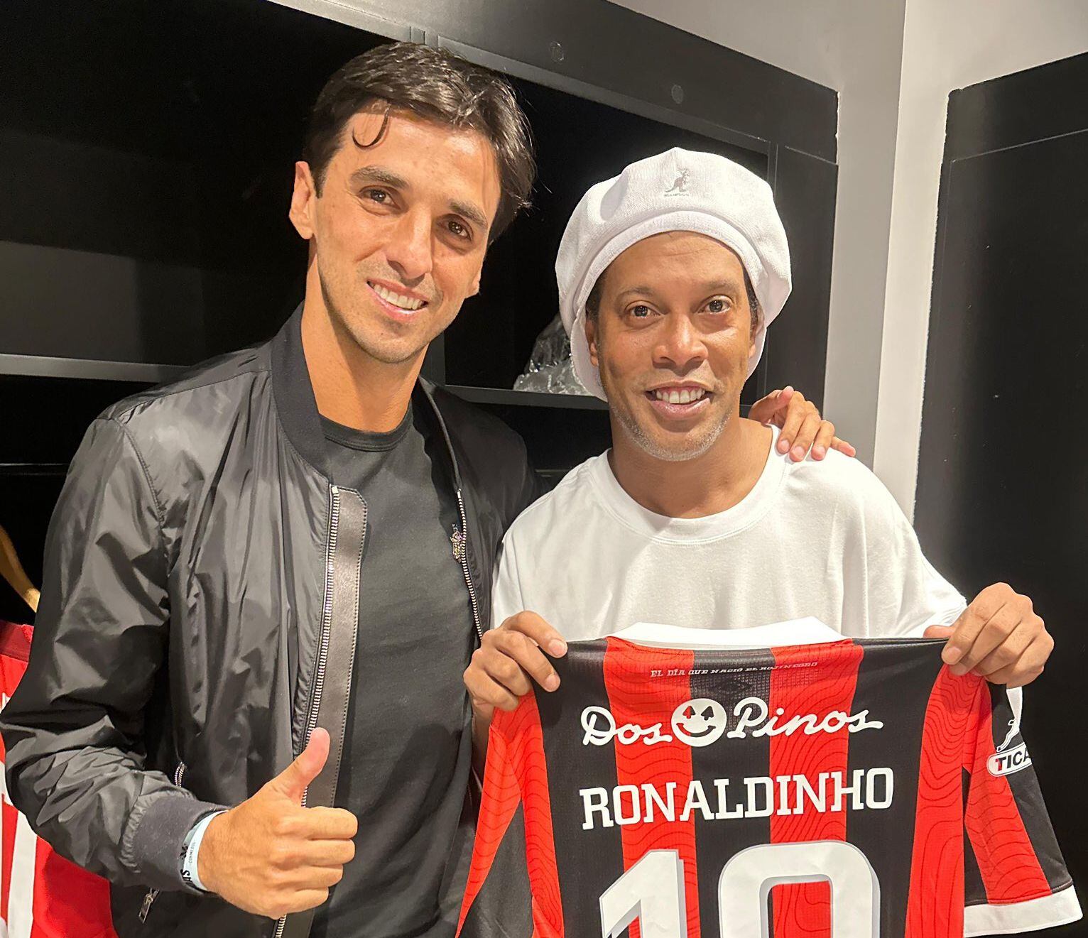 Bryan Ruiz le obsequió la camisa de Alajuelense a Ronaldinho
