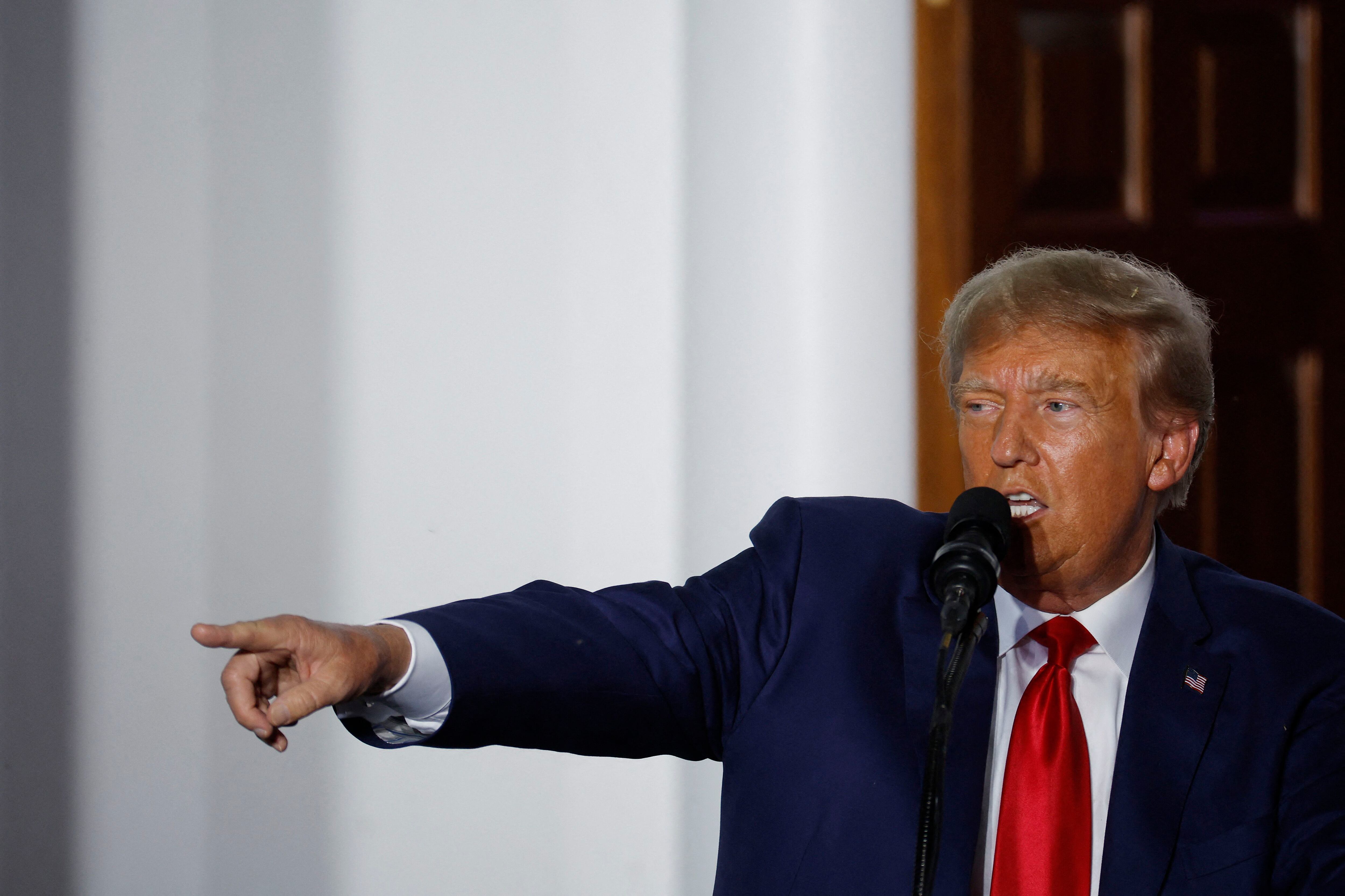 El expresidente de los Estados Unidos, Donald Trump, pronuncia un discurso frente a la casa club en el Trump National Golf Club.