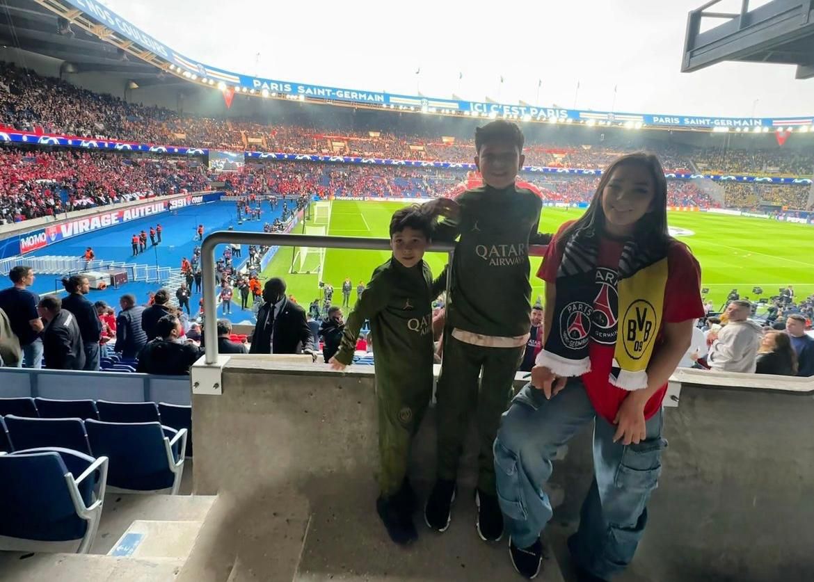 Andrea Salas compartió una fotografía de Thiago, Mateo y Daniela apoyando a Keylor Navas en uno de sus últimos partidos con el PSG.