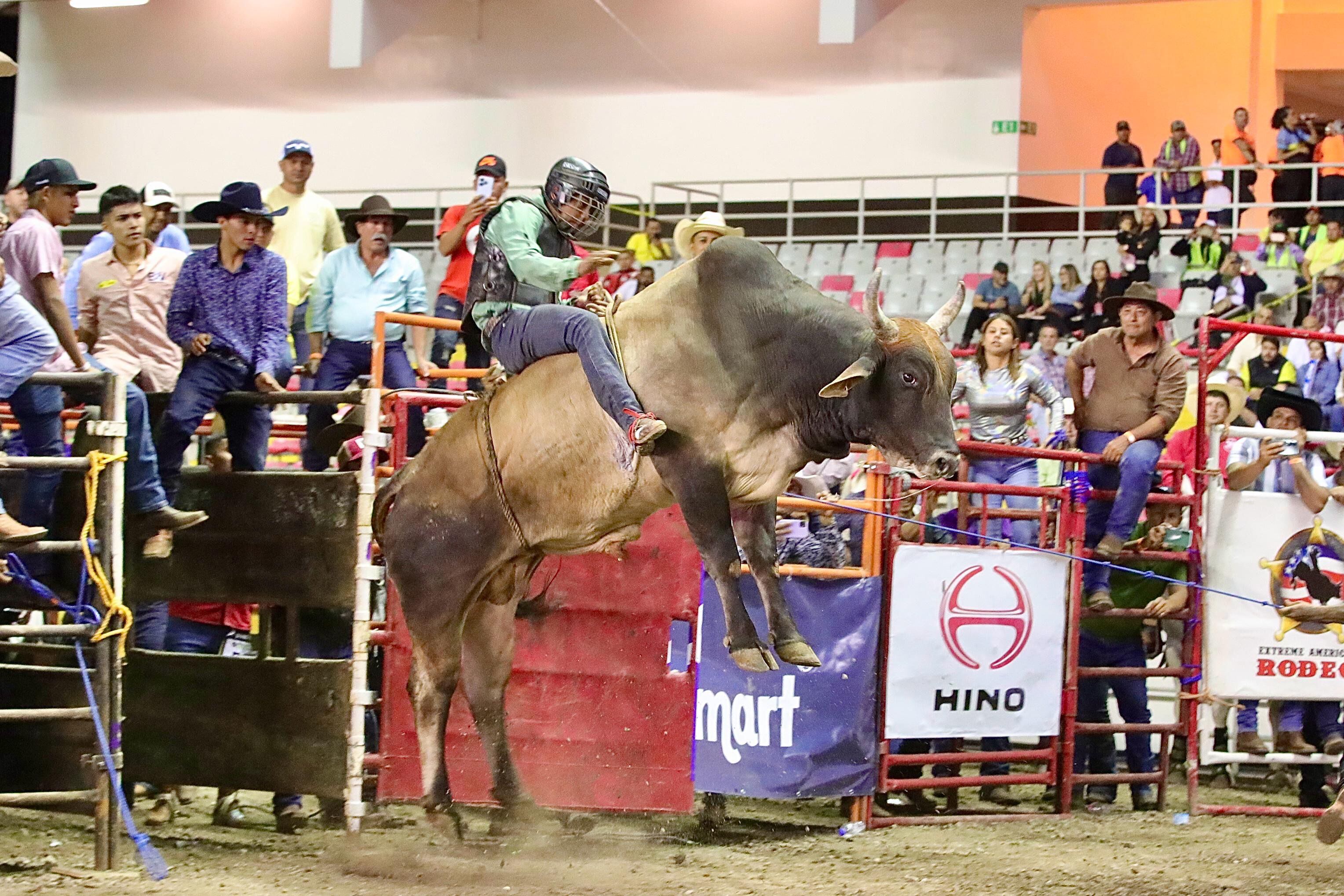 Monta y Rodeo Internacional durante el evento Xtreme American Rodeo en el Estadio Nacional. El evento incluía la monta de toros. (Fotografía: Alonso Tenorio)