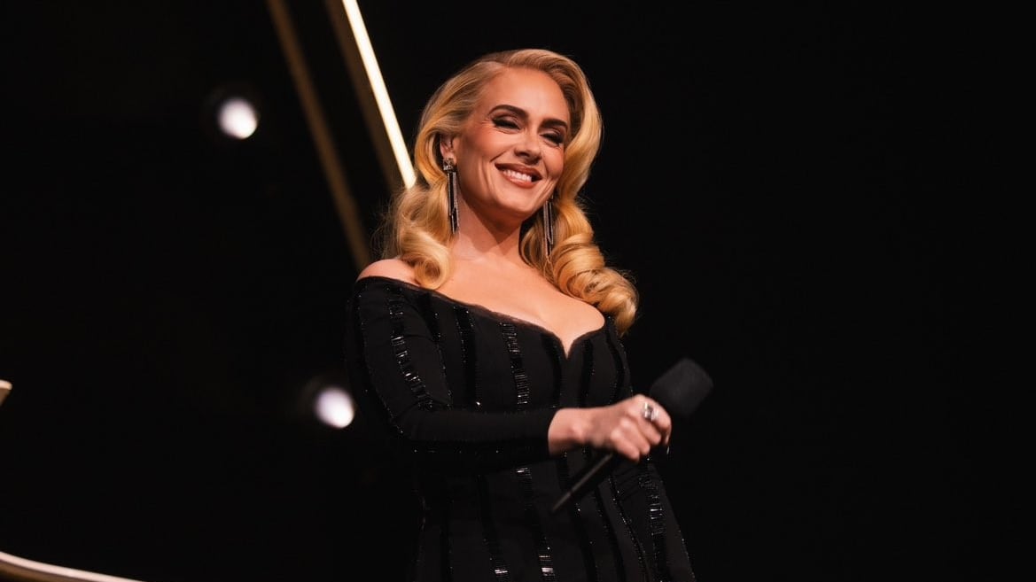 Adele, la reconocida cantante británica, tomará un descanso indefinido de su carrera musical para dedicarse a nuevas actividades creativas, según anunció en una entrevista.