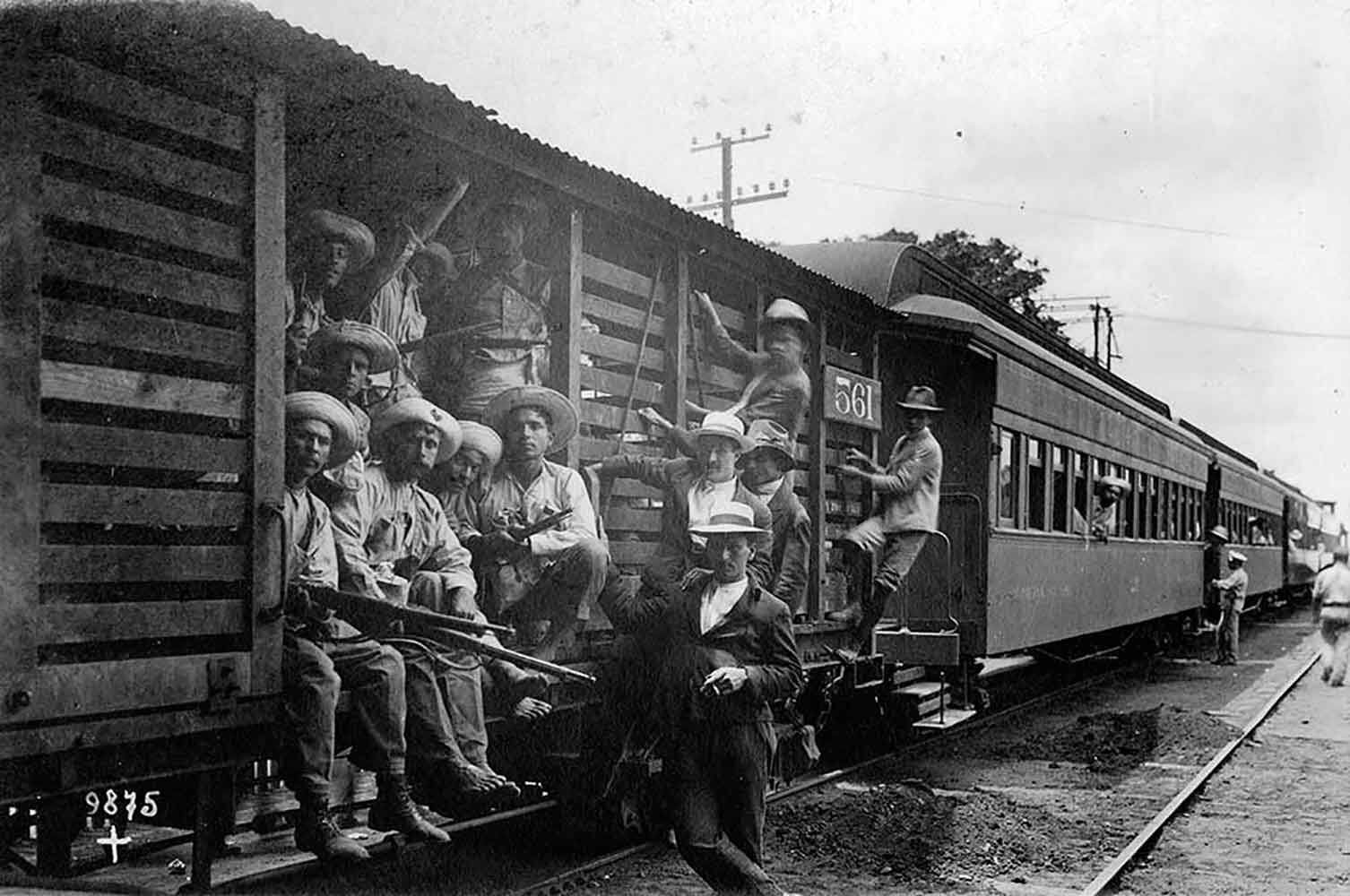 Combatientes costarricenses en el ferrocarril al Atlántico, en su ruta hacia Panamá. 