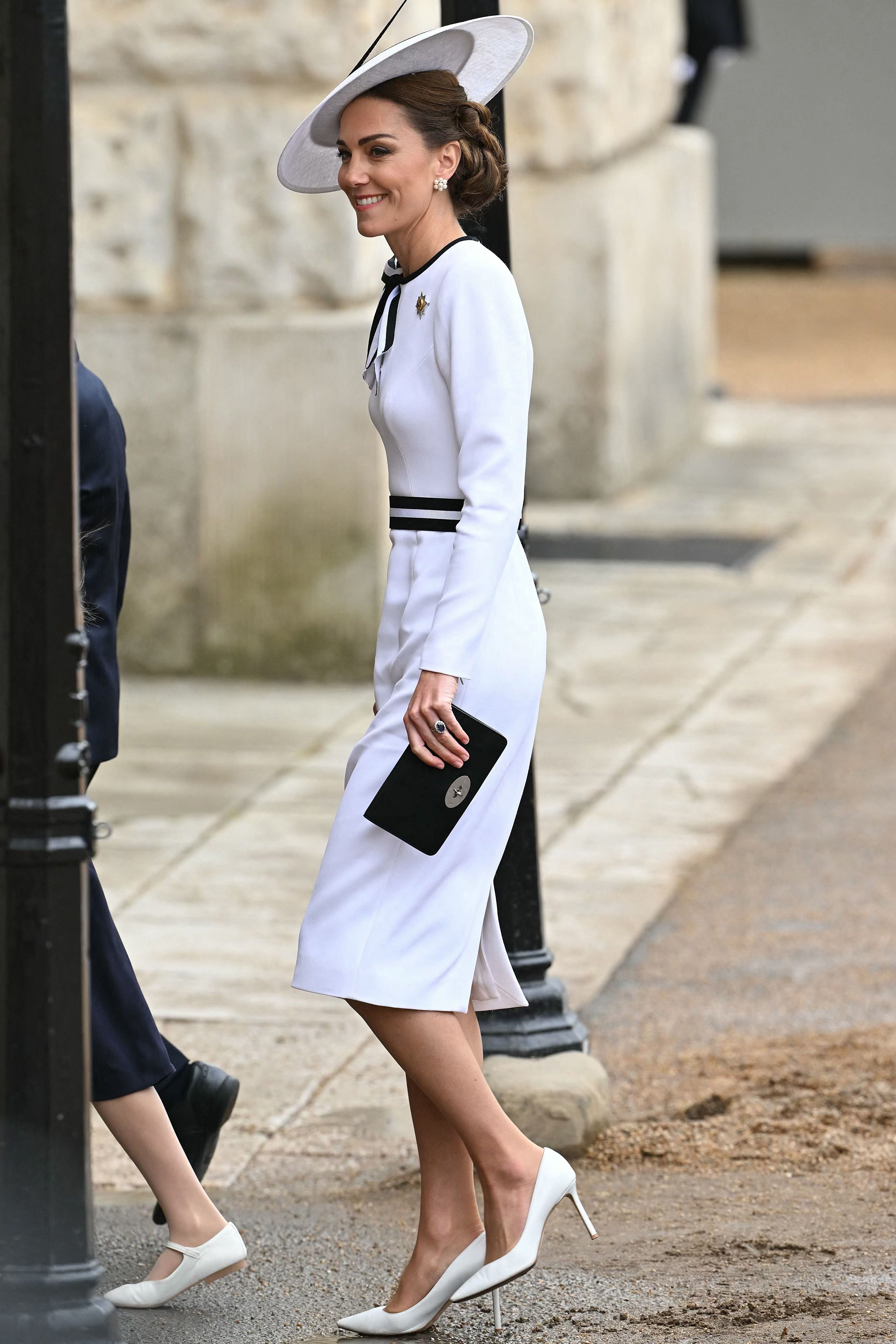 Kate Middleton, princesa de Gales, arribó sonriente al desfile Trooping the Colour en London este sábado 1 de junio.  Se trata de su regreso a la vida pública luego de su anunció de cáncer. 