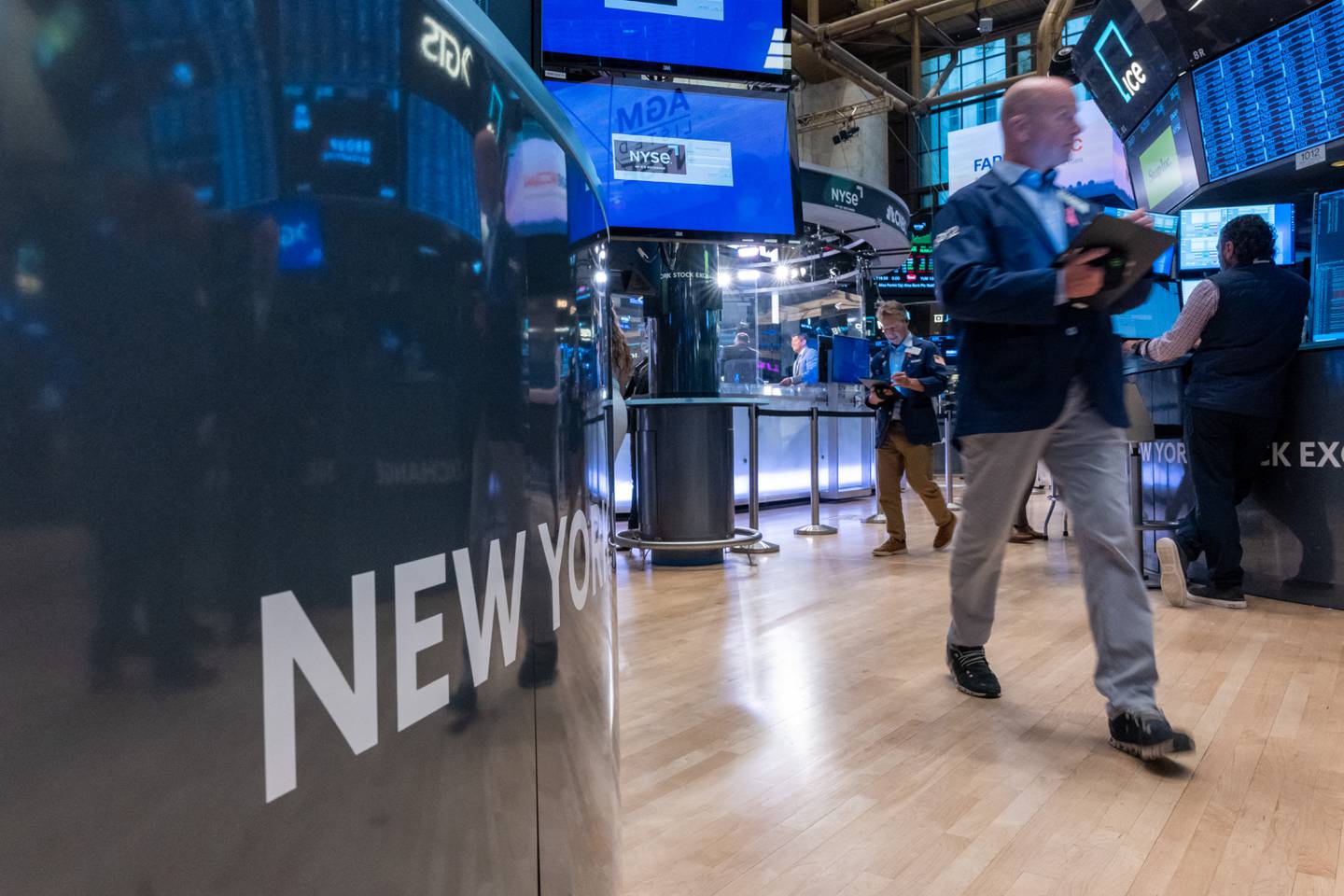NEW YORK, NEW YORK - MAY 16: Traders work on the floor of the New York Stock Exchange (NYSE) on May 16, 2024 in New York City. As U.S. inflation eased slightly in April, stock indexes surged in trading with the Dow opening Thursday near a 40000 milestone.   Spencer Platt/Getty Images/AFP (Photo by SPENCER PLATT / GETTY IMAGES NORTH AMERICA / Getty Images via AFP)