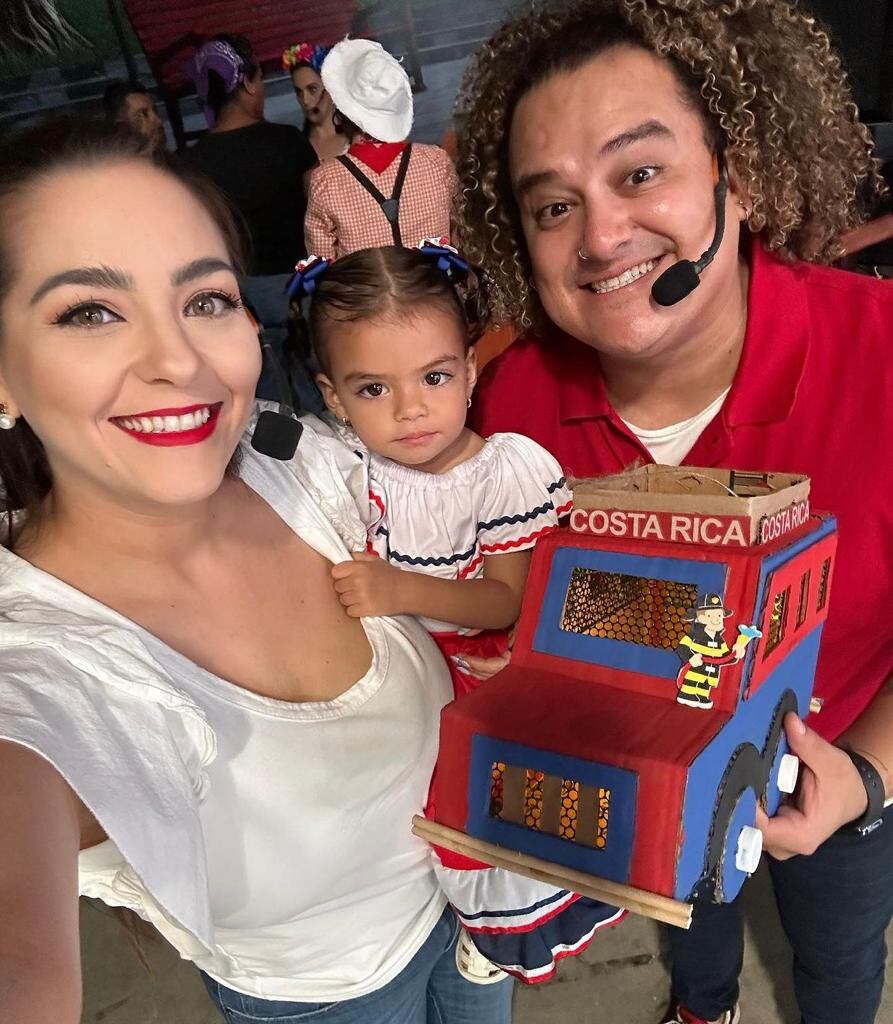 Choché Romano y Ashley García compartieron con su hija en el programa 'Qué buena tarde' de Teletica. La pequeña llevó orgullosa su farol. 