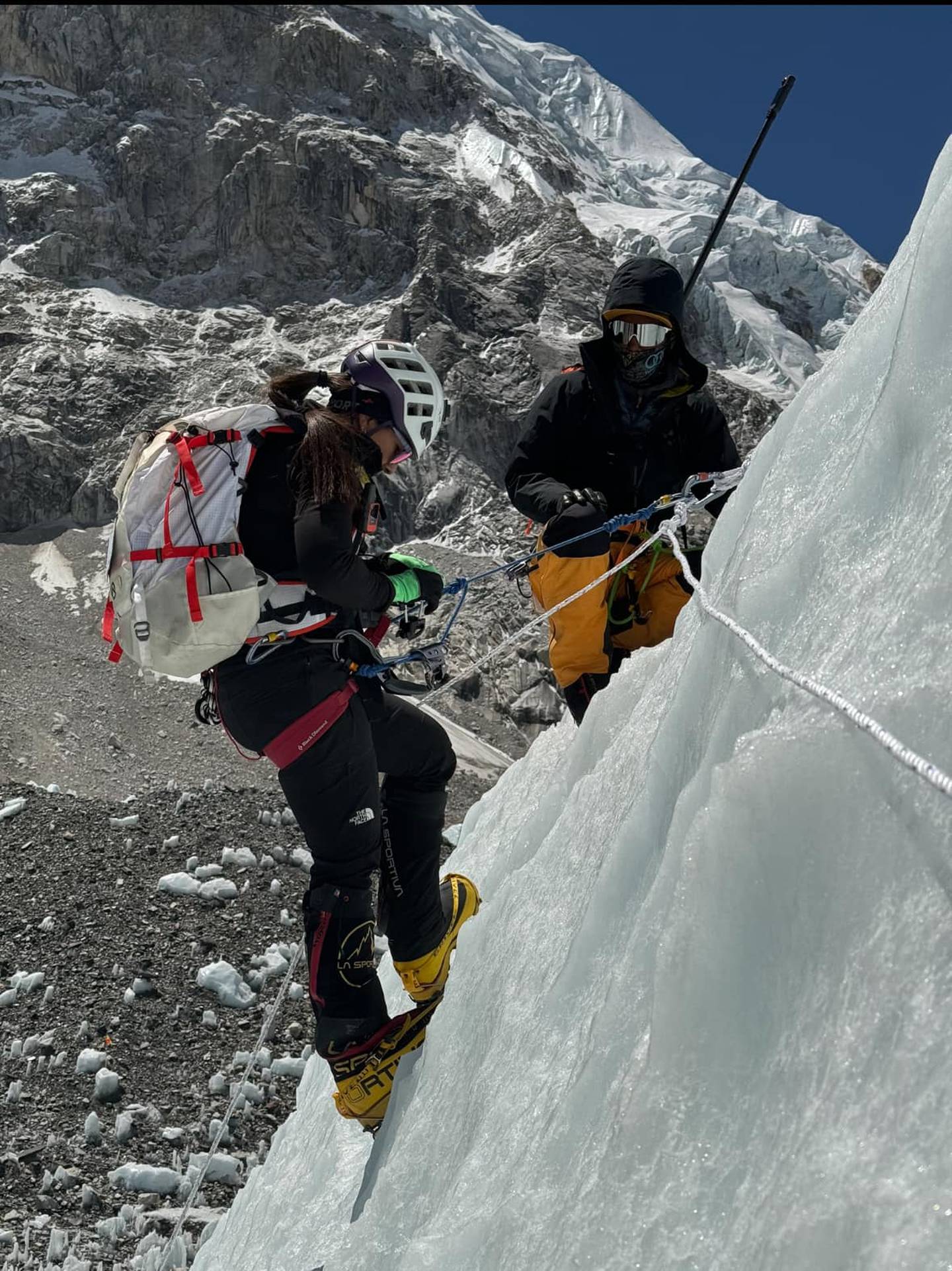 La costarricense Ligia Madrigal conquistó la cumbre del Everest el 22 de mayo del 2024 asistida por Dorchi, un sherpa Nepalí