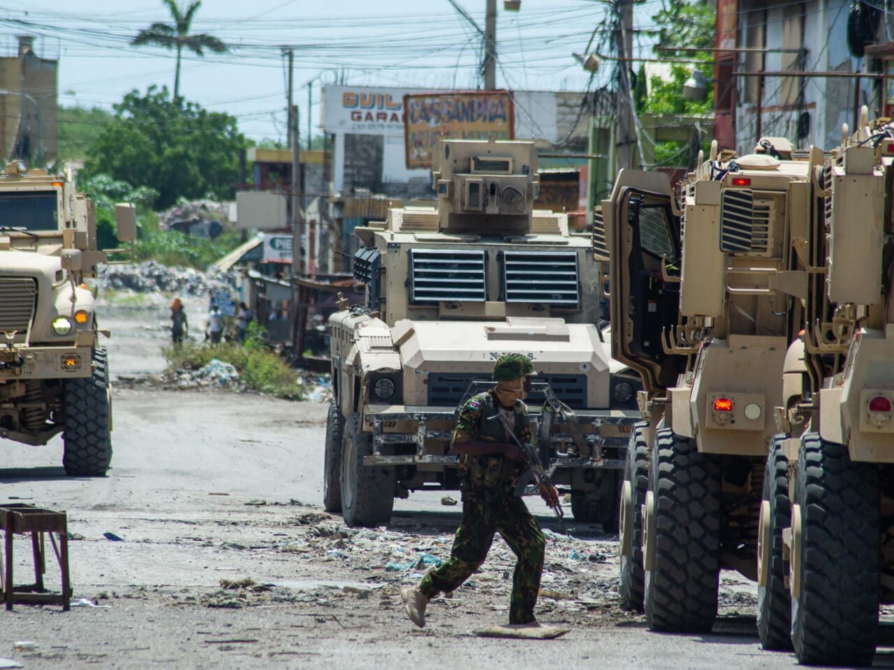 En una misión conjunta entre Naciones Unidas y el gobierno de Kenia, un grupo de policías kenianos llegó a Puerto Príncipe para intentar controlar a las pandillas. Foto: Clarens Siffroy/AFP/Archivos