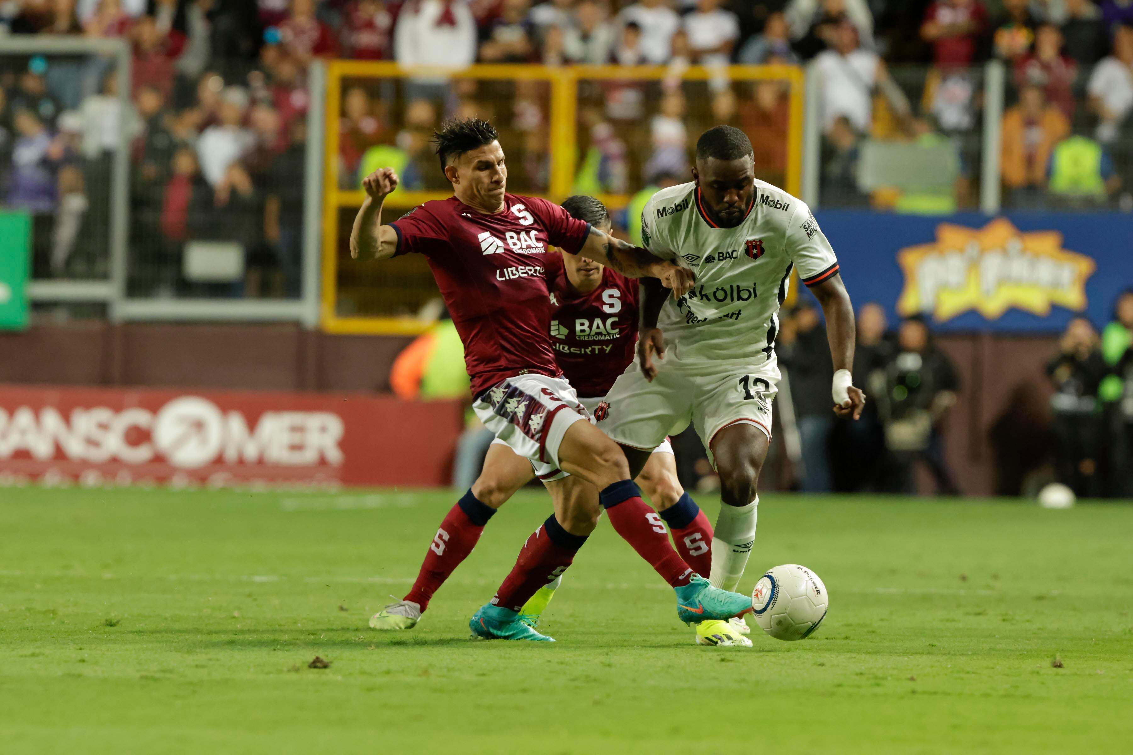Luis Paradela y Joel Campbell están llamados a ser protagonistas este domingo 26 de mayo en el partido de vuelta de la fase final entre Saprissa y Liga Deportiva Alajuelense.