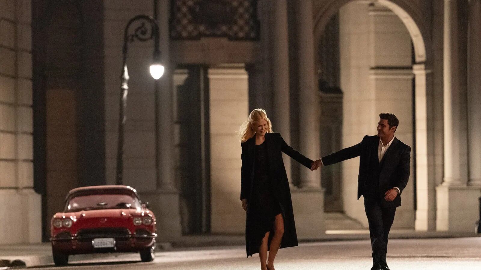 Nicole Kidman y Zac Efron en una escena de 'Un asunto familiar', la nueva comedia romántica de Netflix que promete encantar a los espectadores con su intrigante historia familiar.