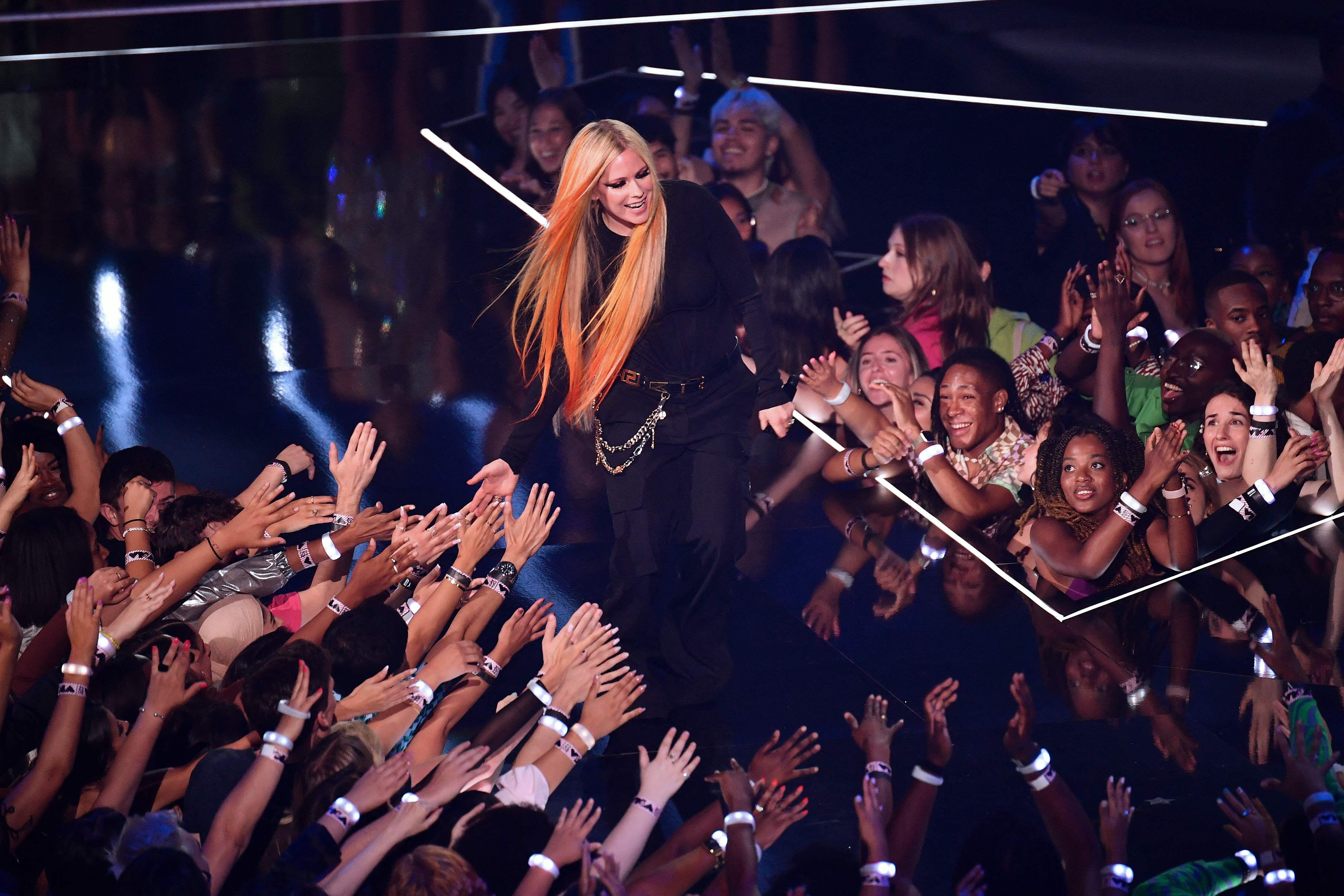 La canadiense Avril Lavigne parece eterna.  Los años no pasan por ella.