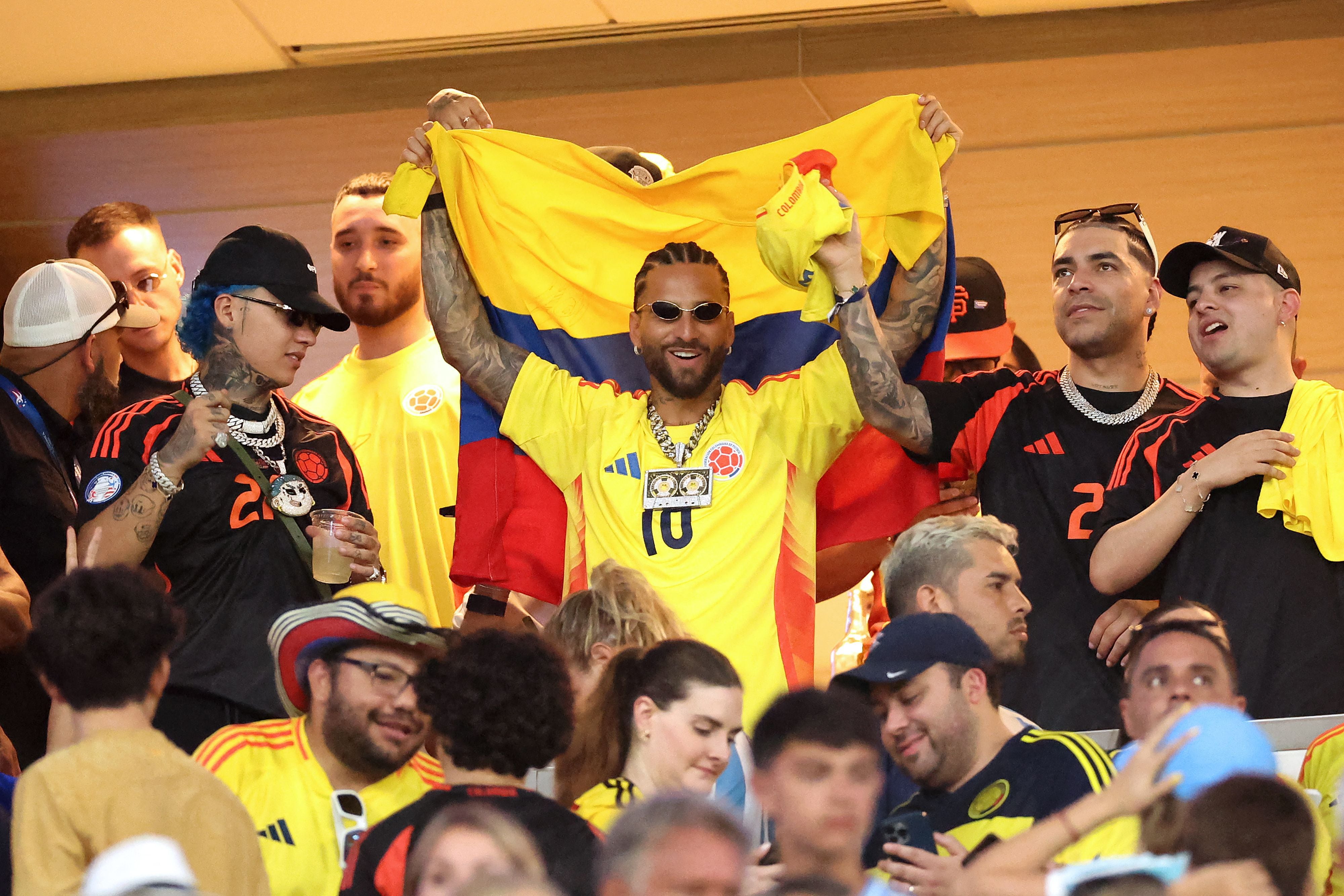 Maluma fue uno de los fanáticos más intensos de Colombia durante la final, incluso protagonizó una discusión con seguidores de Argentina. El reggaetonero compartió palco con figuras de su país como Blessd (a la izquierda) y Ryan Castro (derecha). Foto: AFP