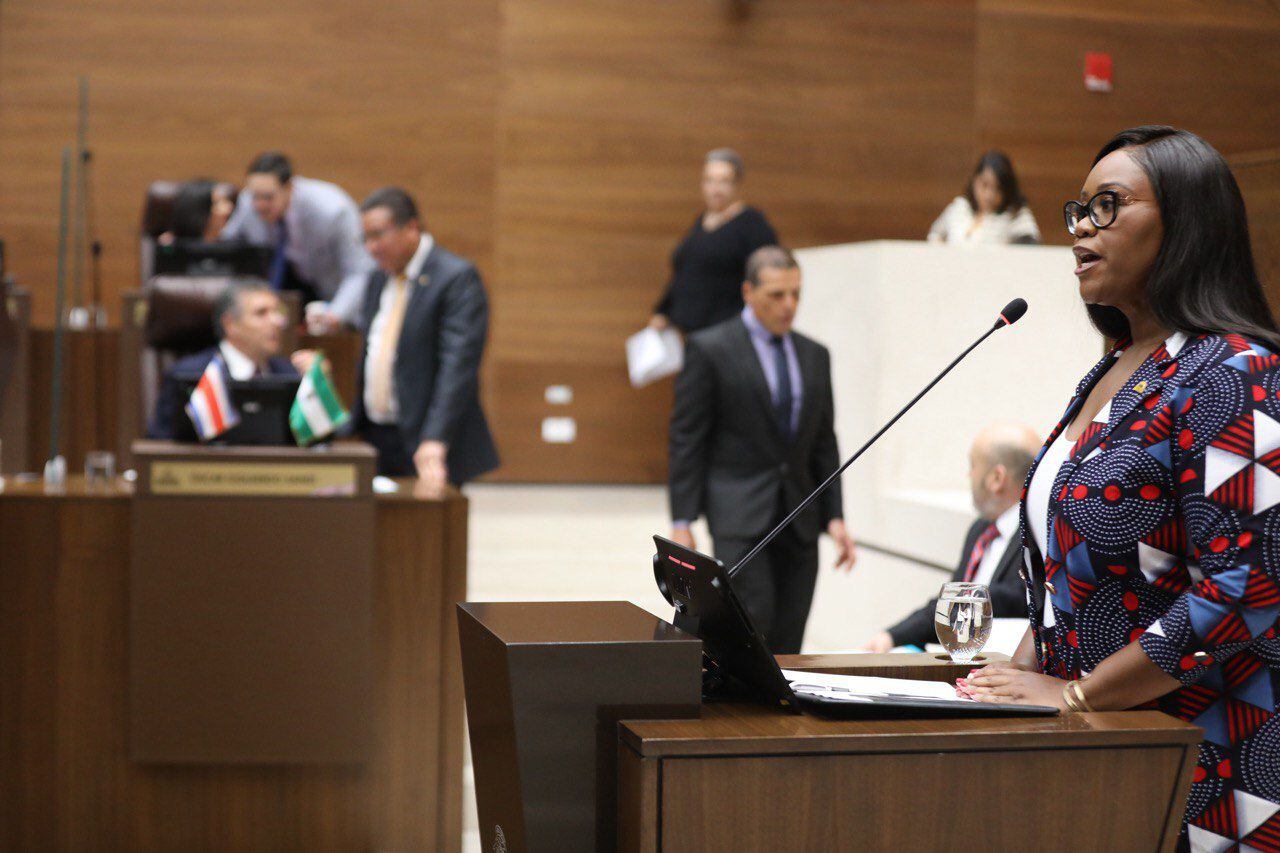 Angie Cruickshank, defensora de los Habitantes, criticó el estado actual de los derechos humanos en Costa Rica. Foto; Asamblea Legislativa