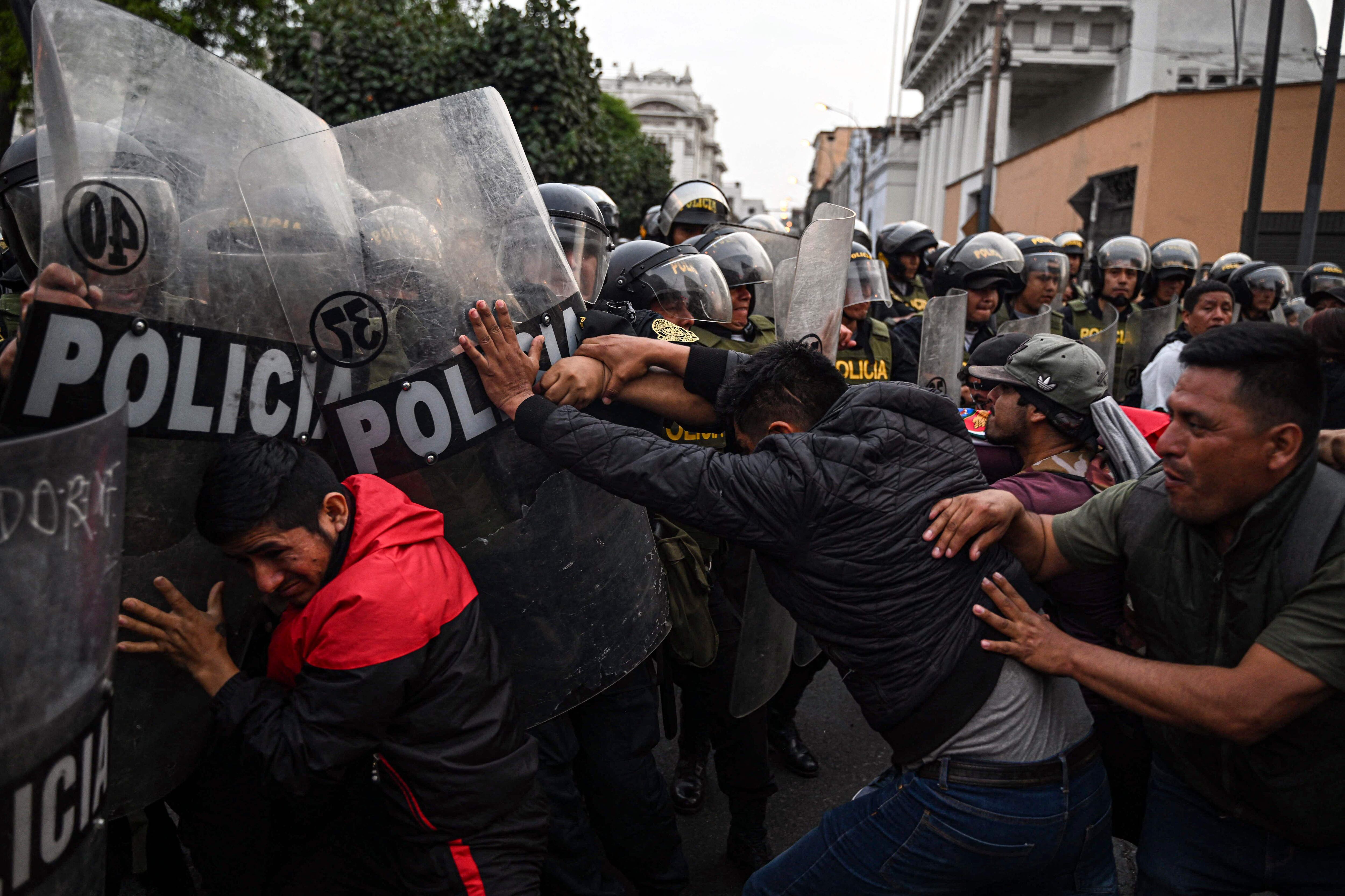 Crece el descontento en Perú mientras sucesora de Castillo negocia nuevo gobierno