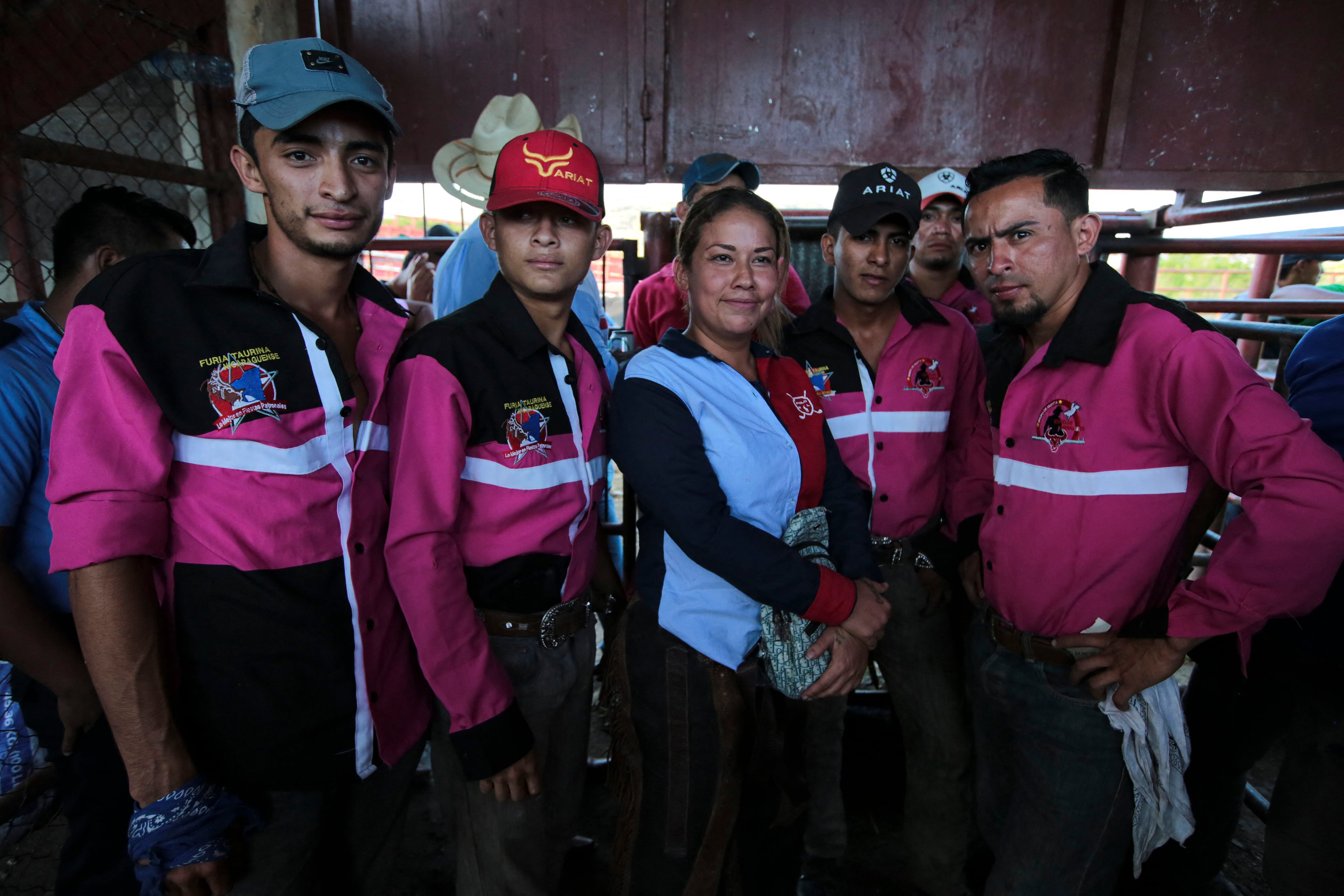 Mujer desafía el machismo y la tradición en la monta de toros de Nicaragua  | La Nación