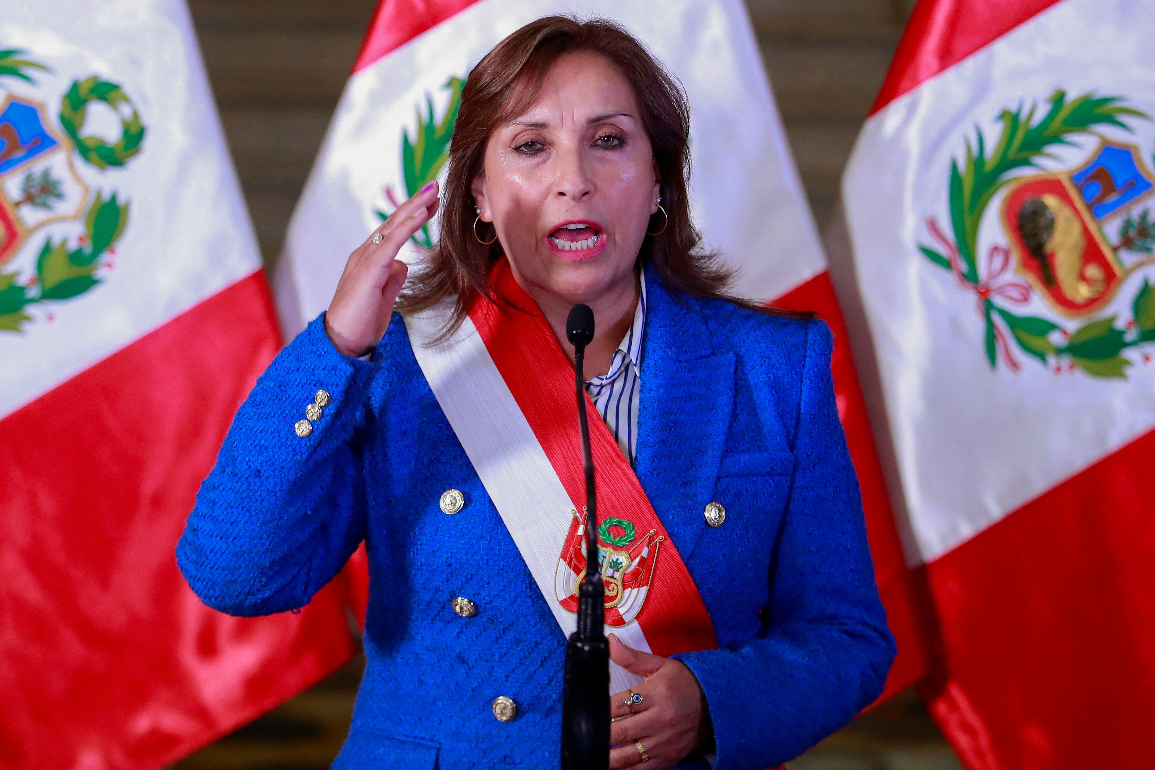 La nueva presidenta de Perú, Dina Boluarte, con solo trece días en el cargo, reformará su gabinete este martes, según anunció, incluyendo el cambio del primer ministro, para privilegiar la designación de funcionarios con mayor experiencia política para buscar salidas a la crisis. FOTO: