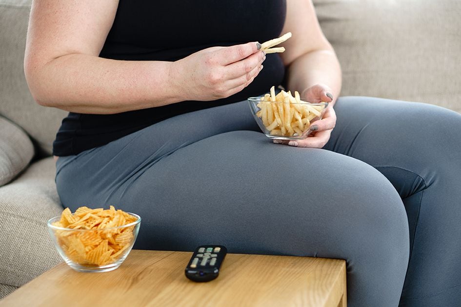 El sedentarismo y la ingesta de comidas procesadas están relacionadas con enfermedades crónicas como obesidad, hipertensión y diabetes.

Fotografía: Shutterstock