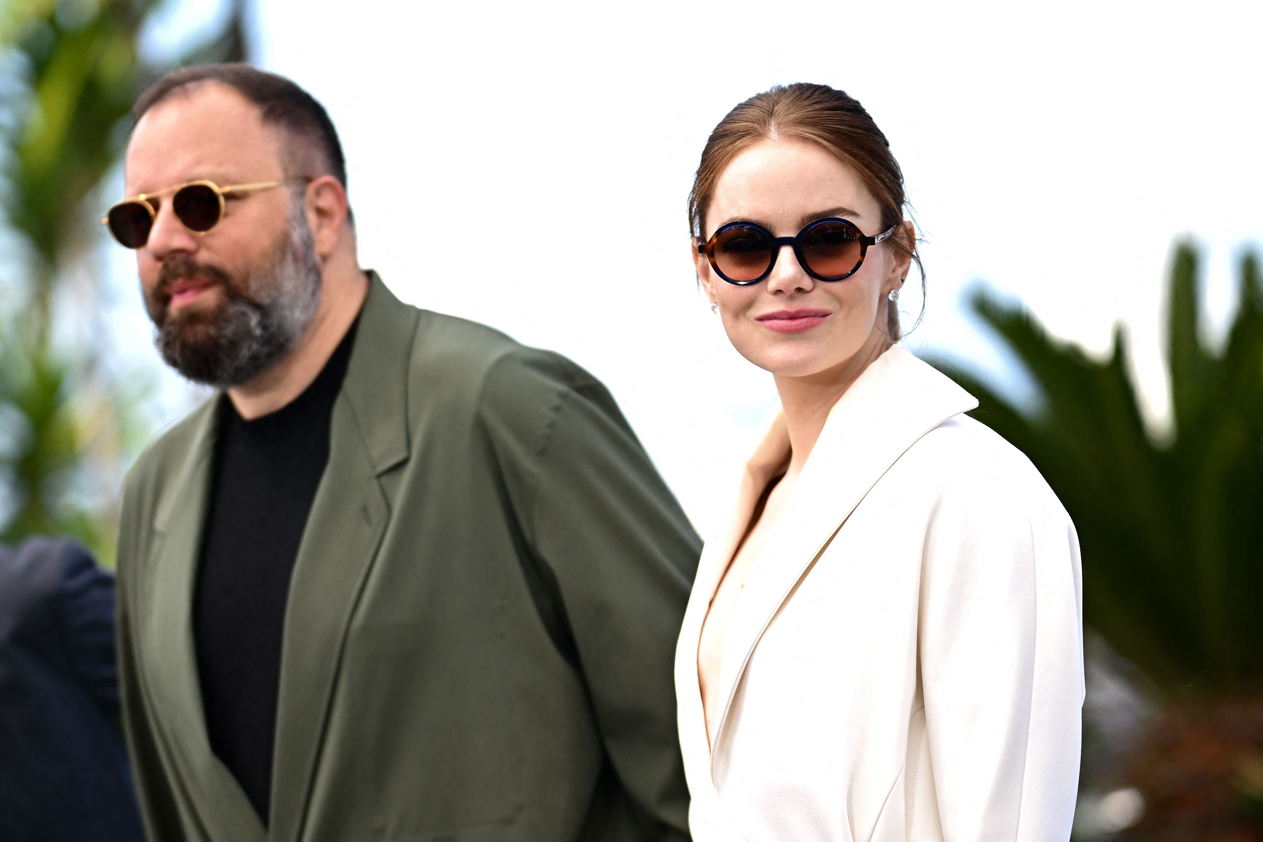El director Yorgos Lanthimos y la actriz Emma Stone han trabajado juntos en tres películas.  La más reciente es 'Kinds Of Kindness', que presentaron en el Festival de Cine de Cannes, en Francia.