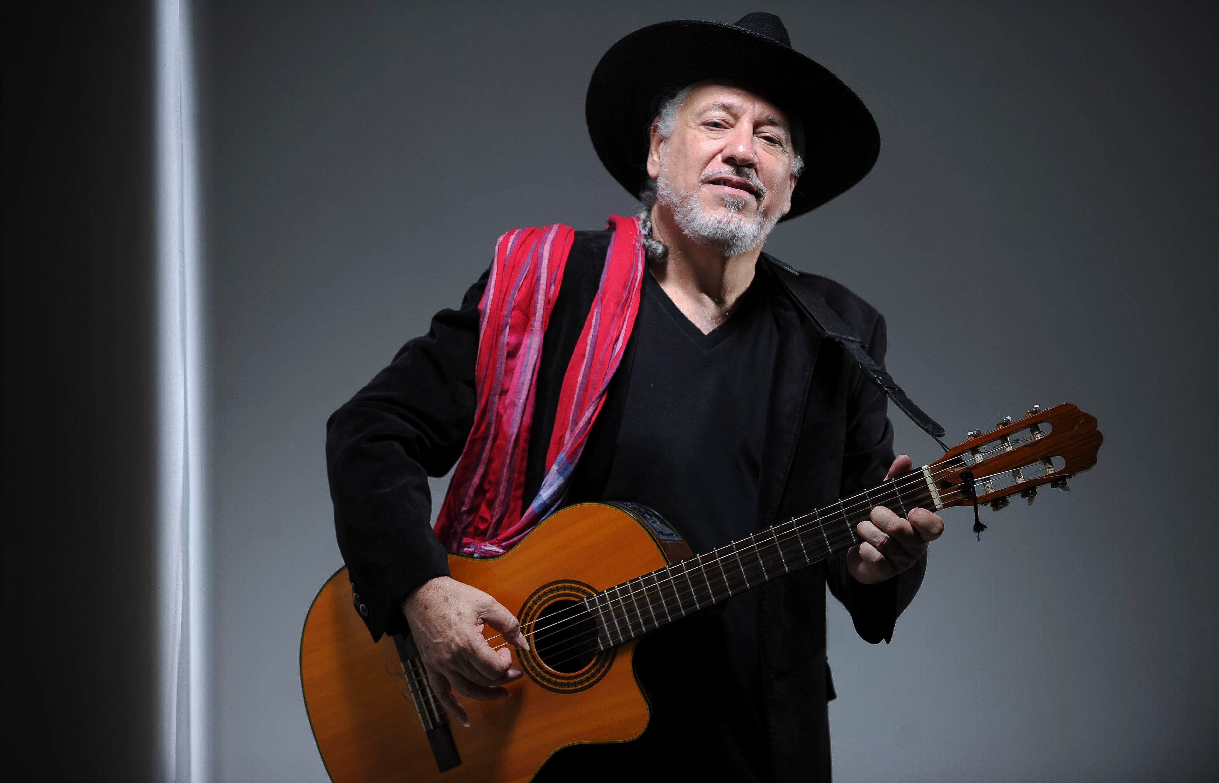 Dionisio Cabal produjo más de 30 álbumes de estudio, incluidos trabajos en solitario como 'Sombrero ajeno' (2019). Además recibió múltiples reconocimientos por su labor, entre los que se destaca el Premio Nacional Joaquín García Monge, que se le otorgó en el año 2000.