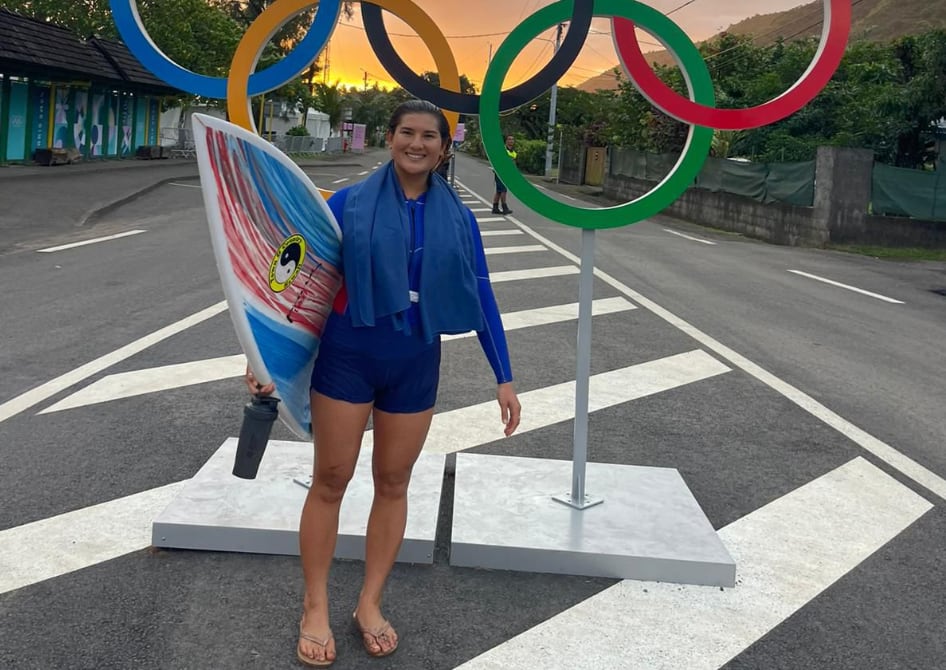 Brisa Hennessy ya se encuentra en Tahití. La surfista tica es la mayor esperanza de medalla para Costa Rica, tras ubicarse quinta en los Juegos Olímpicos de Tokio 2020. Cortesia: Comité Olímpico