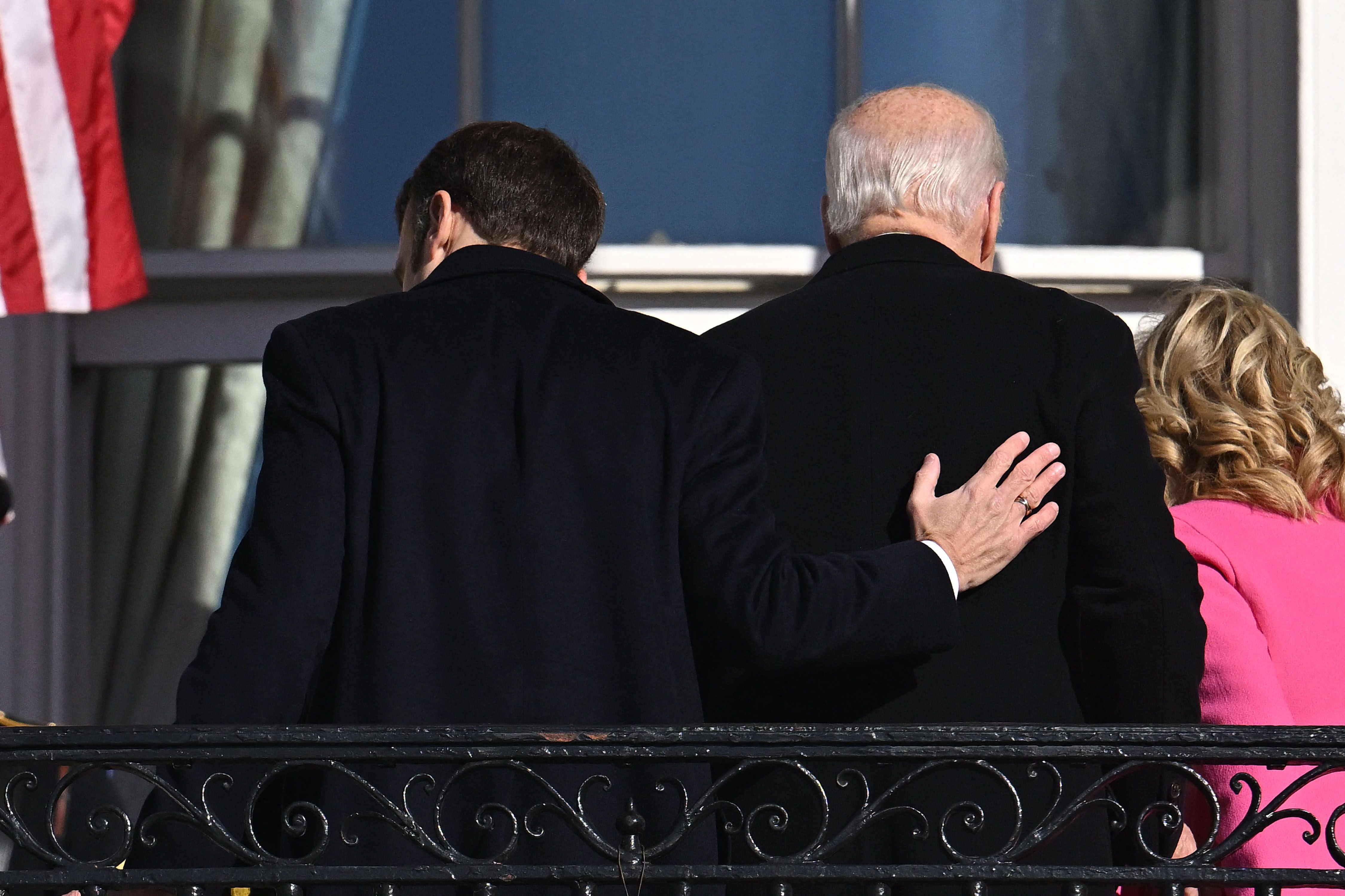El presidente de los Estados Unidos, Joe Biden (derecha), y el presidente de Francia, Emmanuel Macron, participan en una ceremonia de bienvenida para Macron en la Casa Blanca en Washington.