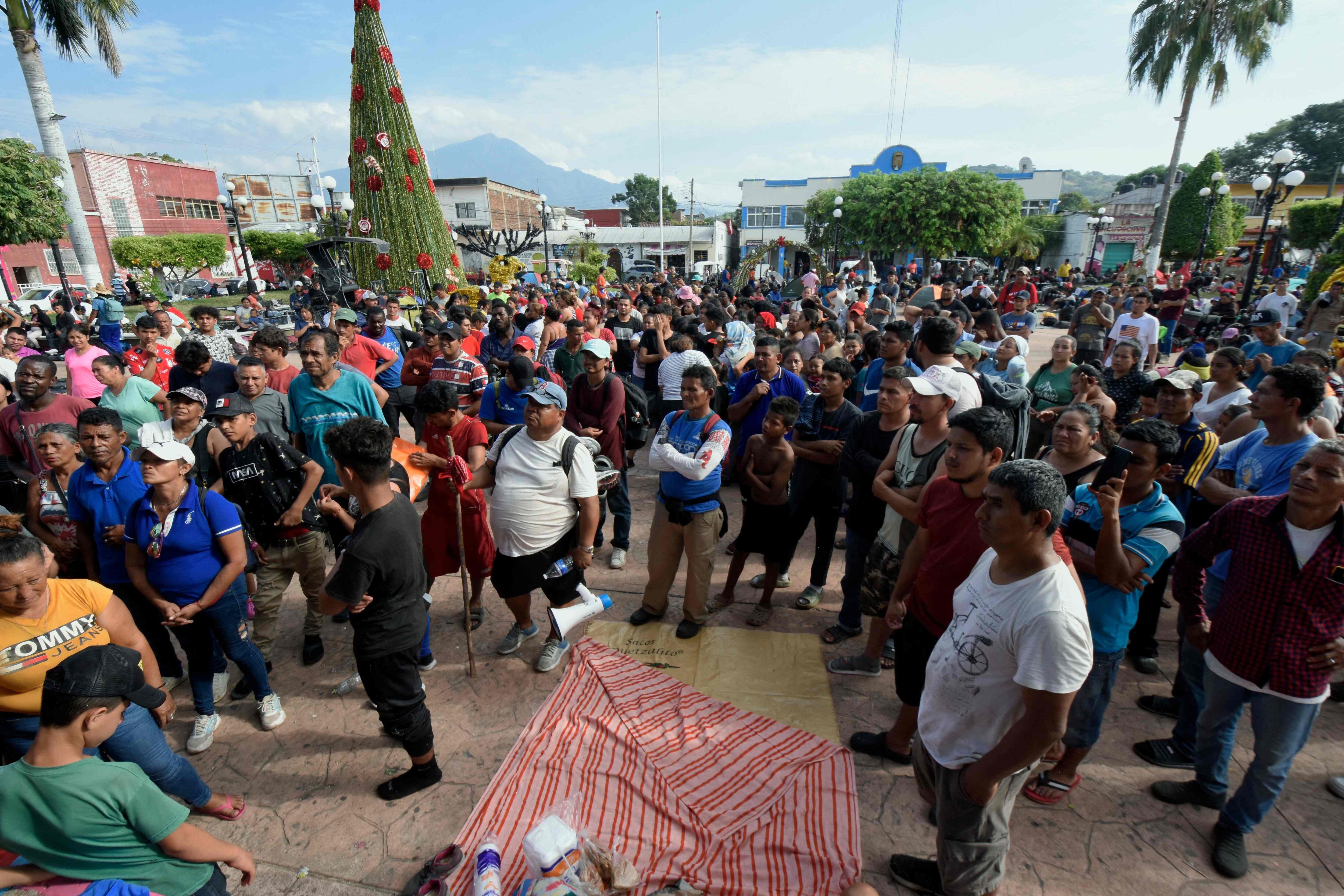 Polic a guatemalteca retiene caravana de migrantes que sali de