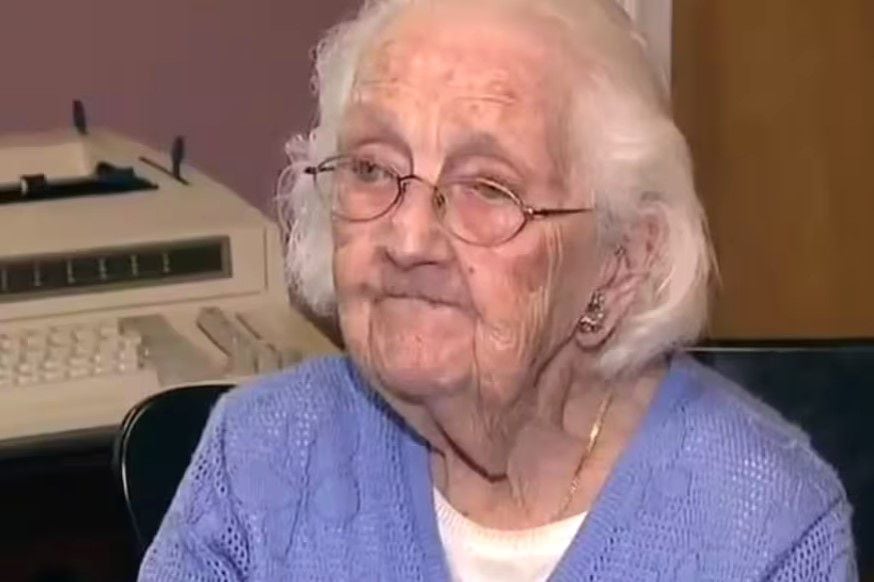 Mariam Todd, de 100 años, atribuye su longevidad a una dieta saludable y disfrutar de su trabajo.