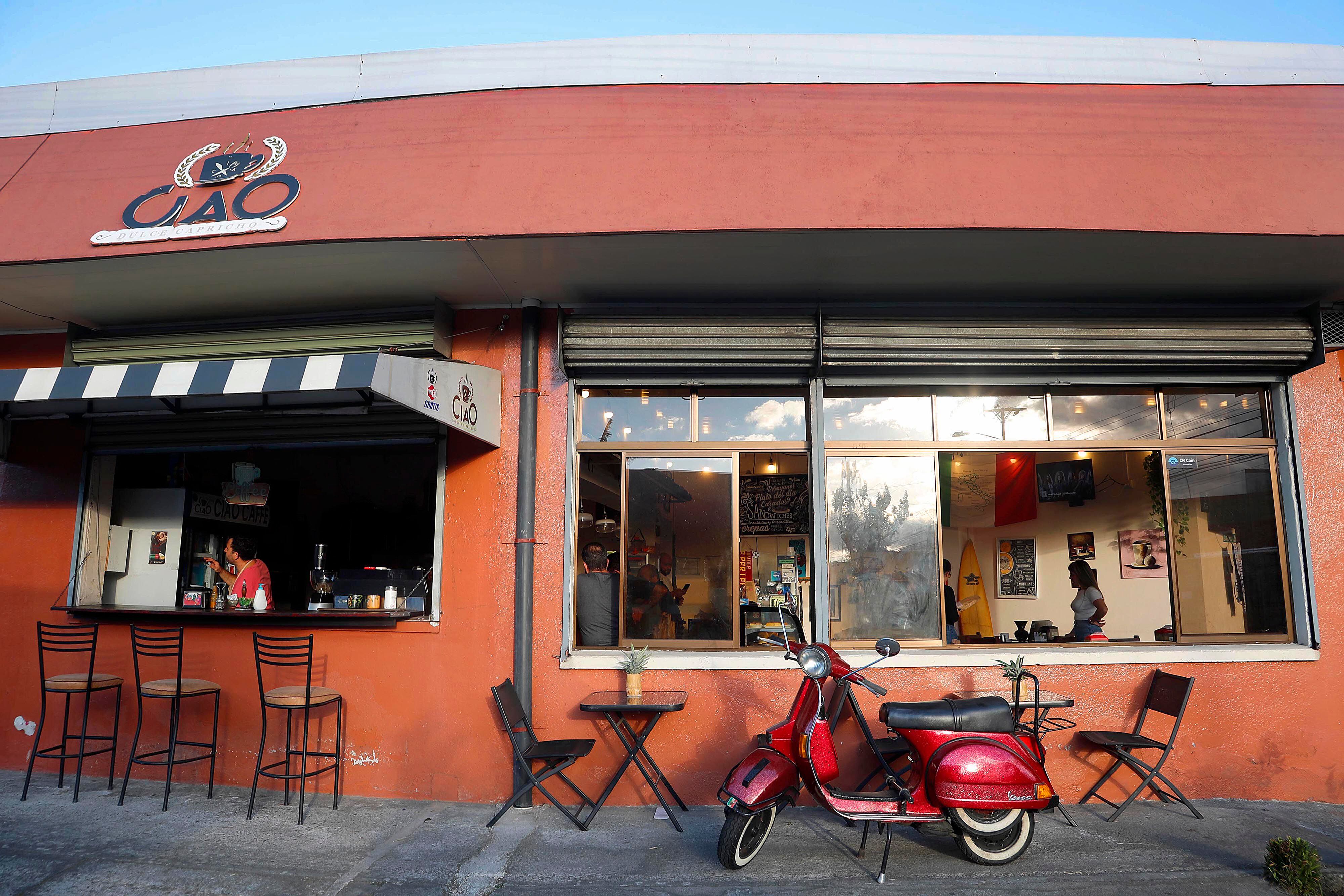 El restauranta conserva la ventanita y en las tardes de verano disfrutar de un café es inmperdible.  (Foto: Rafael Pacheco) 