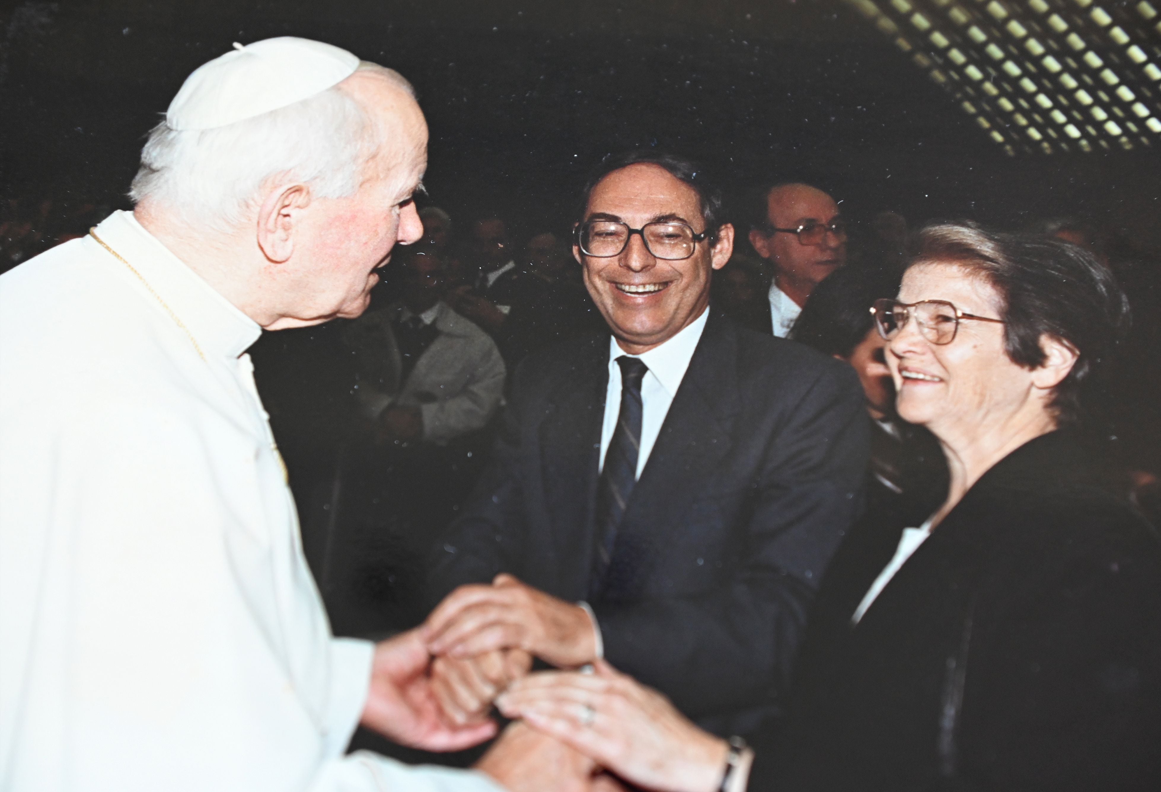 El nonagenario conserva con cariño este recuerdo de cuando él y su esposa conocieron a San Juan Pablo II.