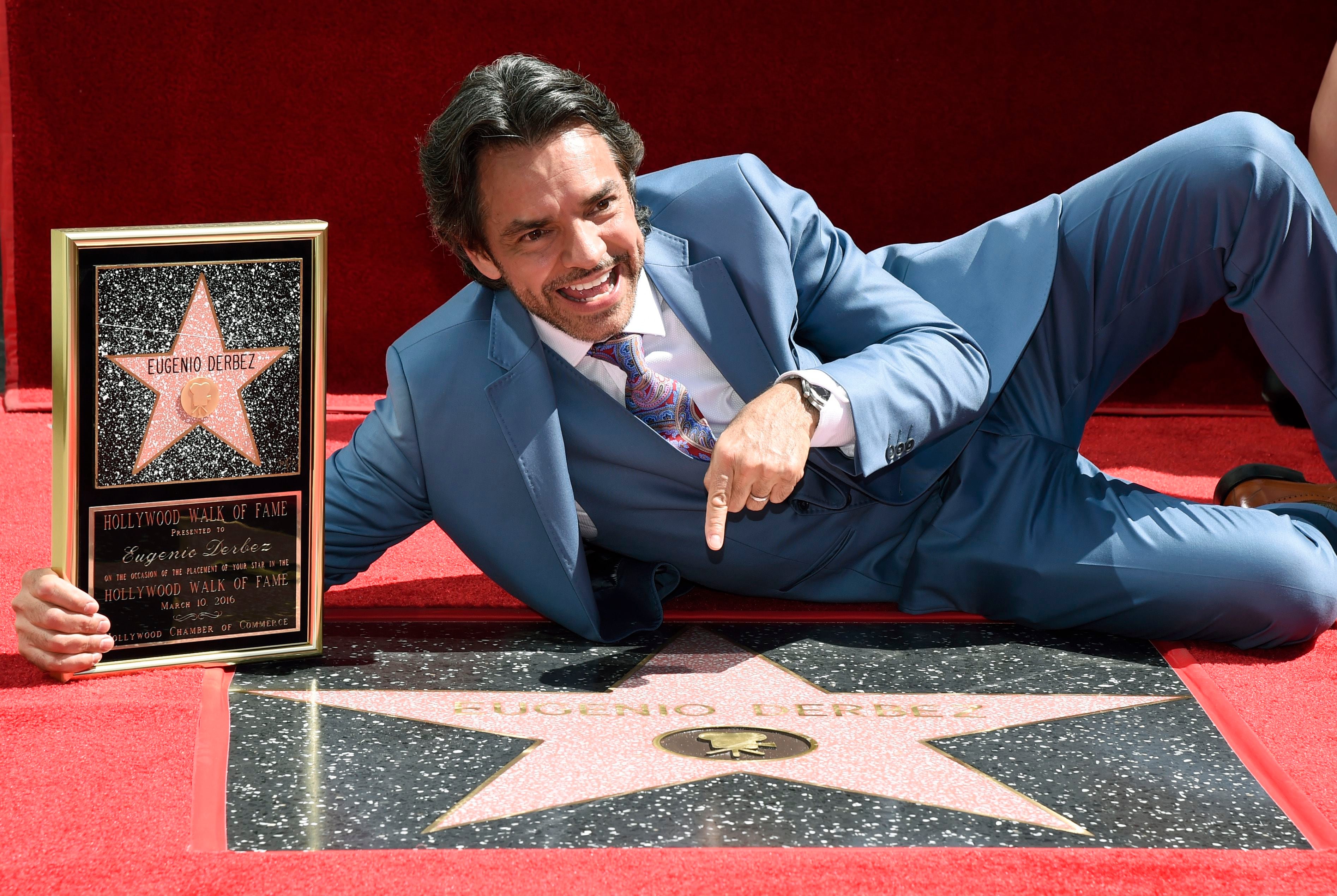 El comediante mexicano Eugenio Derbez obtuvo su reconocimiento en el Paseo de la fama de Hollywood el 10 de marzo del 2016. Foto: AP/Chris Pizzello