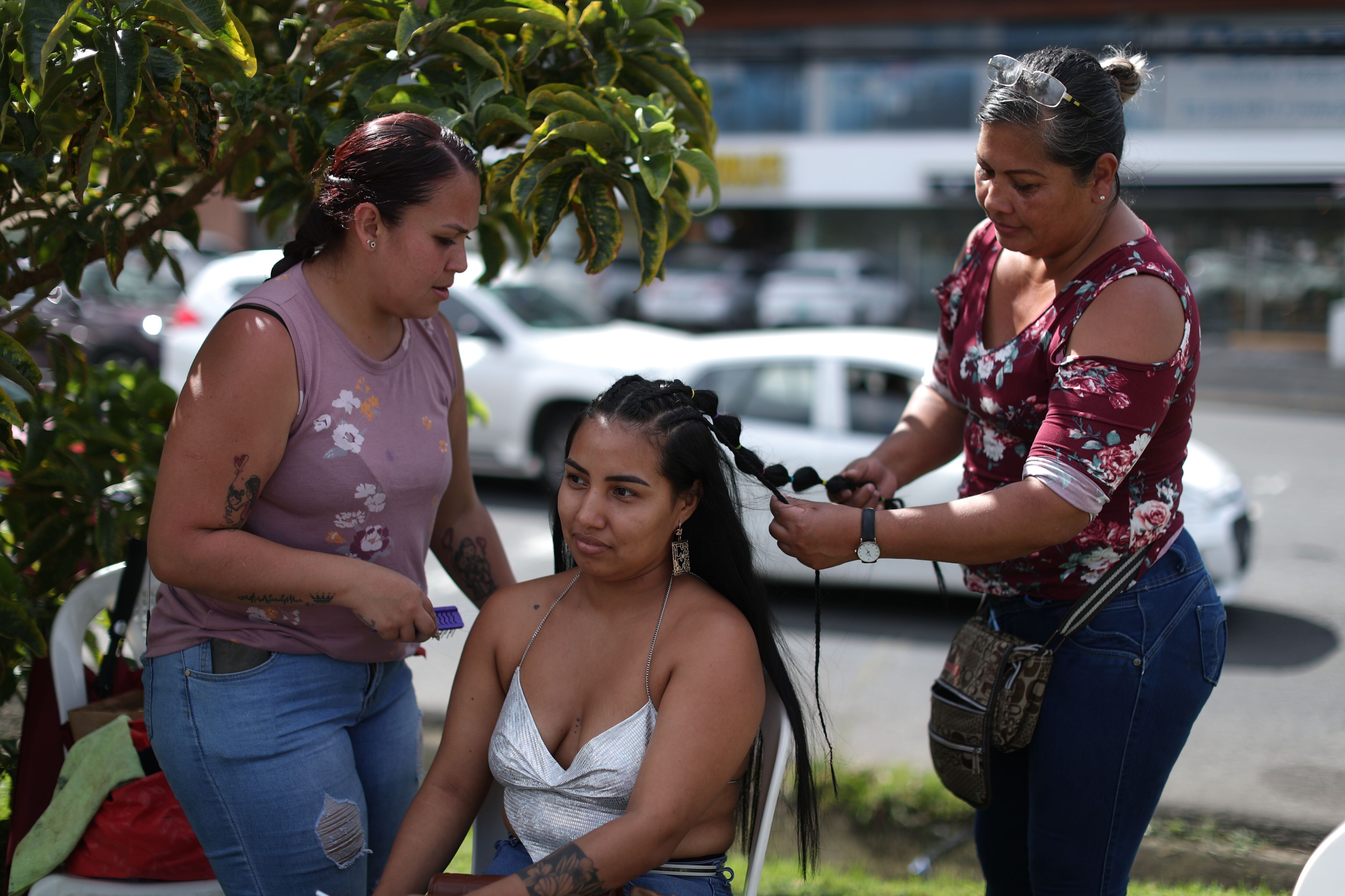 Bad Bunny: Madre peina a su hija para concierto en el Estadio