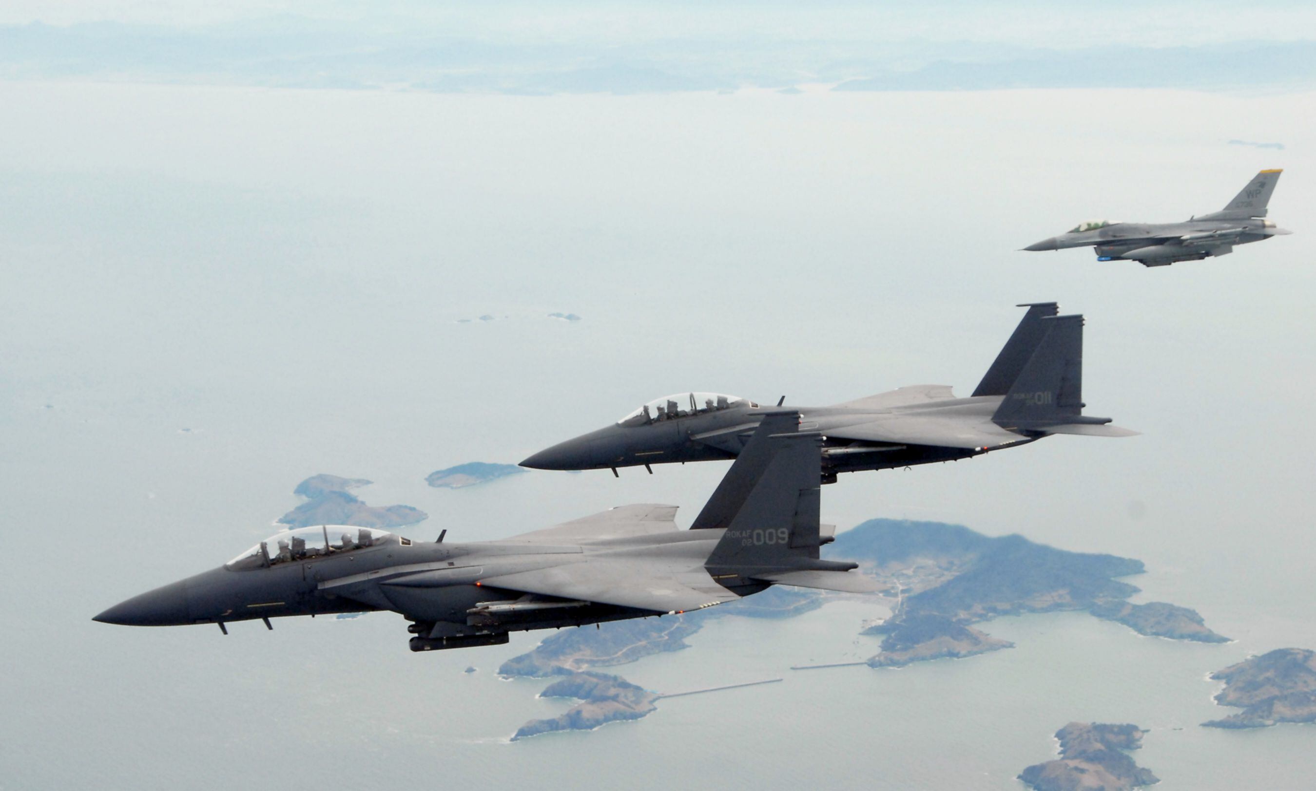 La fuerza aérea del EPC tiene más de 900 aviones de combate, 300 aviones de transporte y 300 helicópteros. 