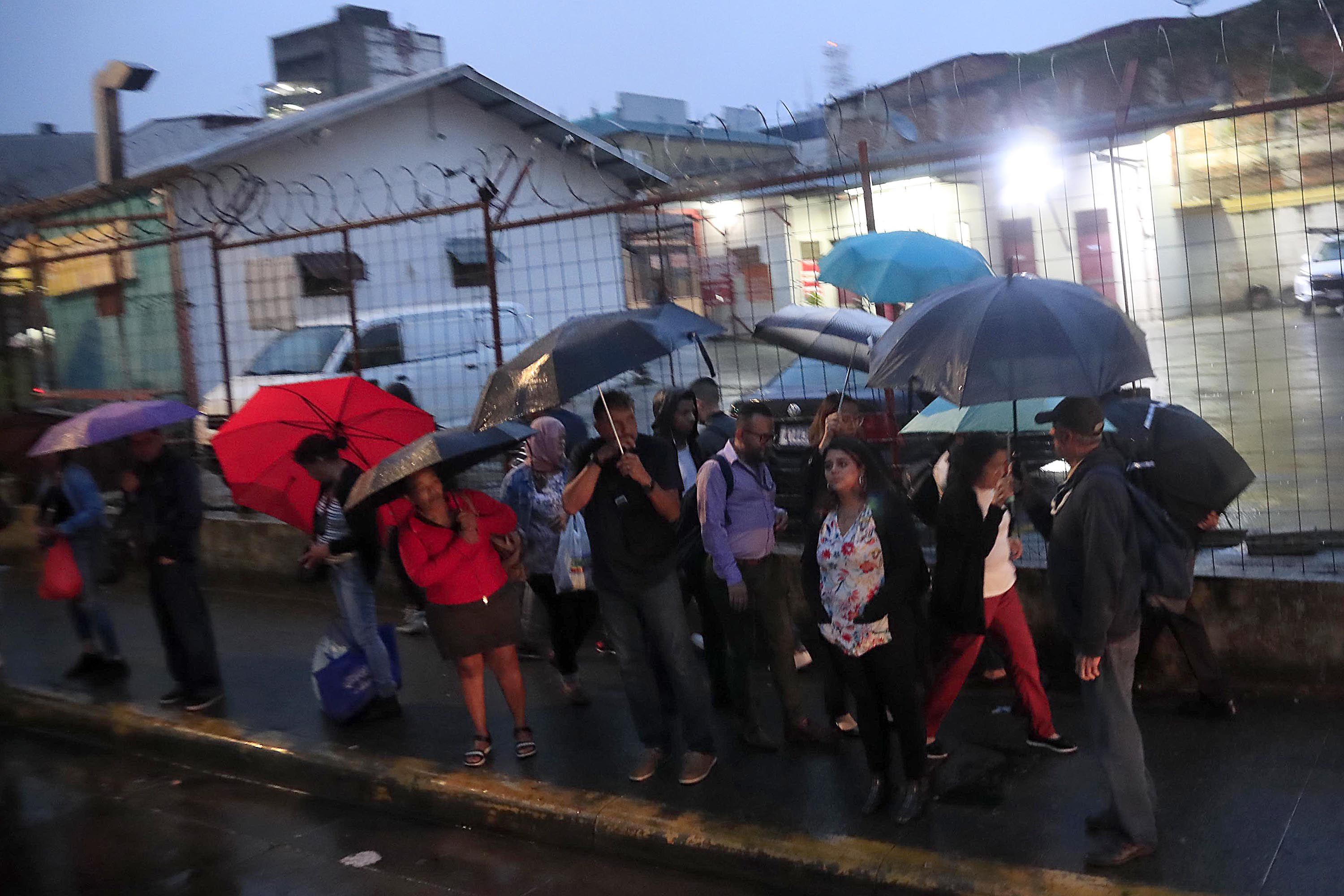 El IMN prevé inestabilidad y lluvias en el Valle Central y otras regiones de Costa Rica para este jueves. Los paraguas y las sombrillas serán indispensables para los peatones. Foto: