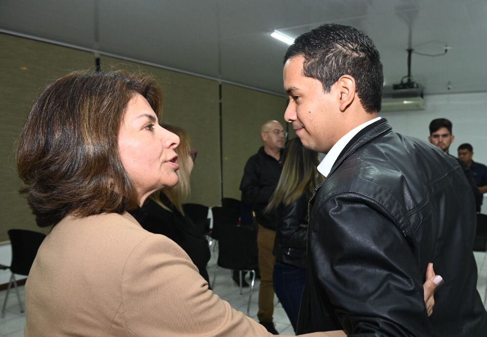 Durante la reunión del Comité Ejecutivo del PLN, este mes de junio, el exlegislador Gustavo Viales saludó a la expresidenta Laura Chinchilla.
