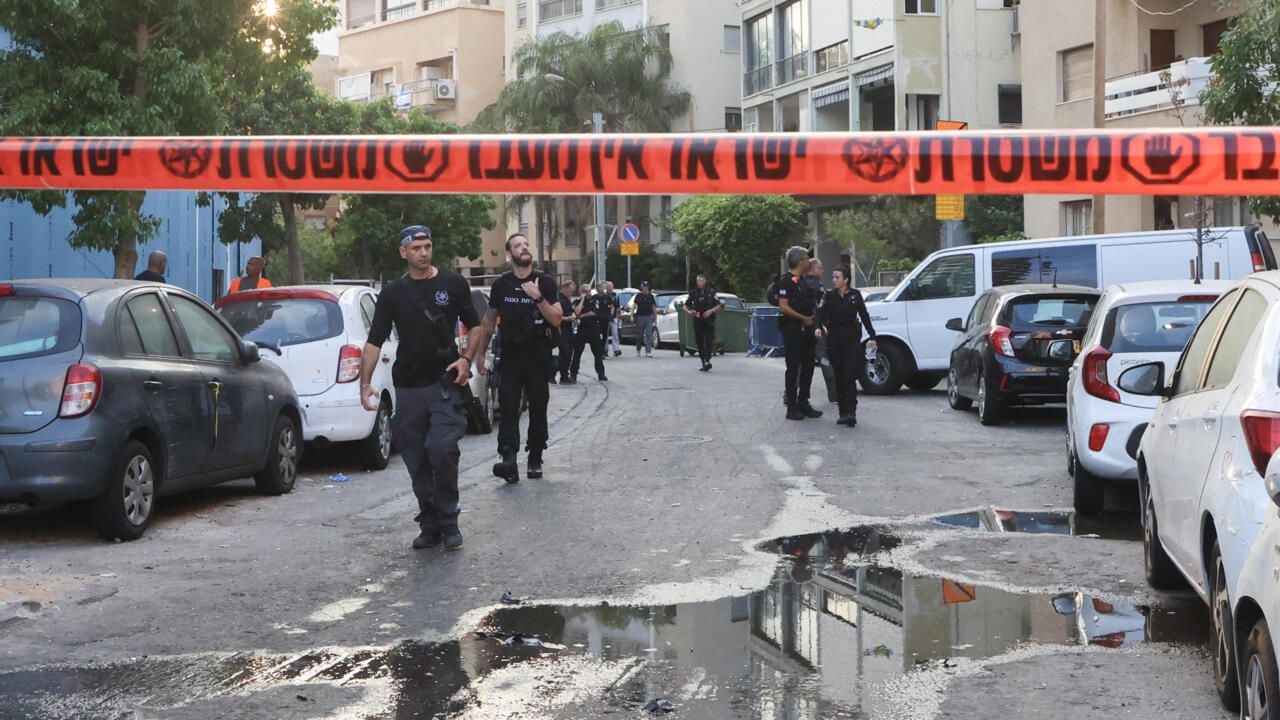 La policía de Tel Aviv inspecciona el área del edificio que sufrió un ataque por parte de un dron hutí esta madrugada. Foto: Gil Cohen-Magen/AFP