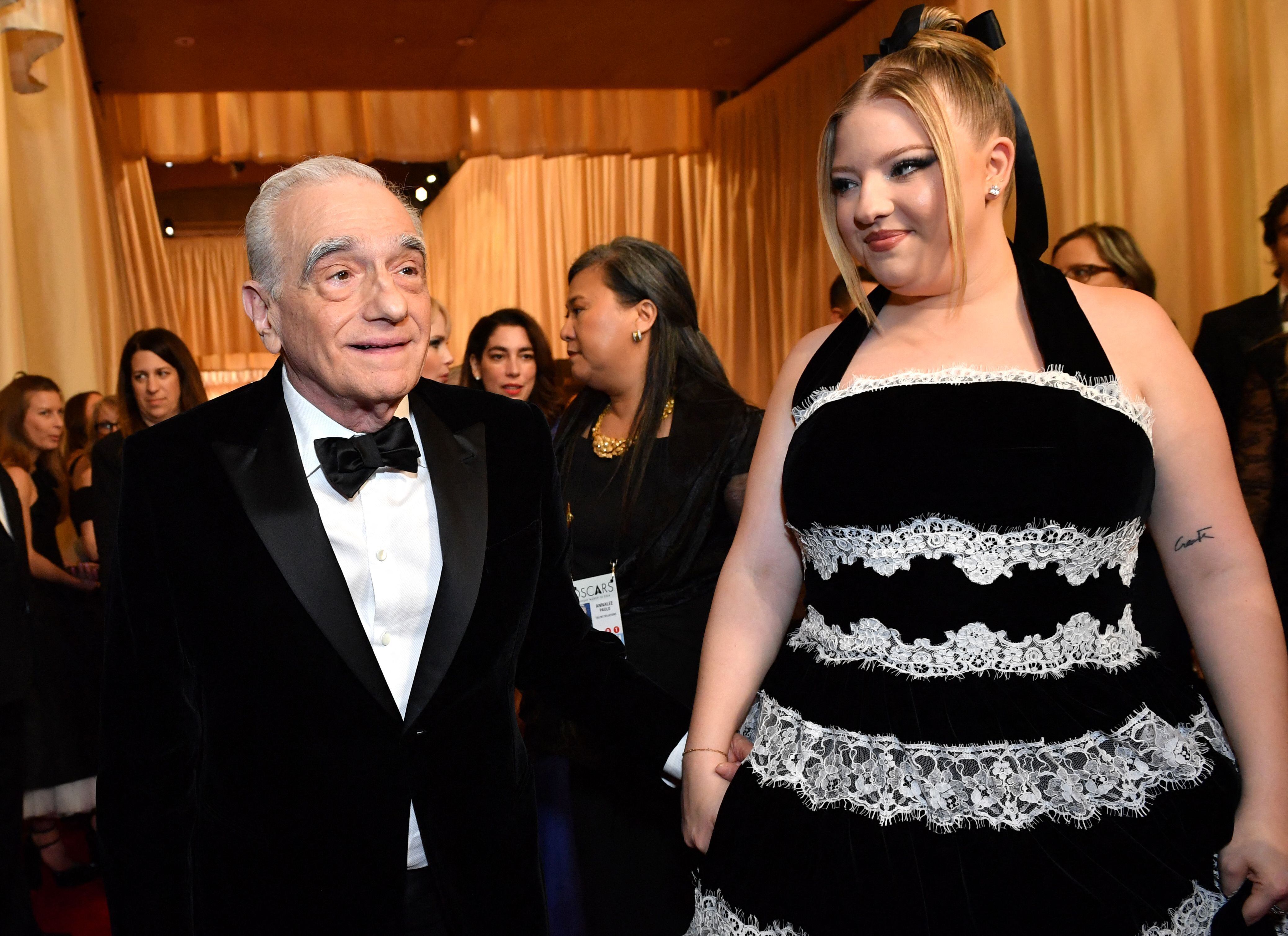 Martin Scorsese desfiló junto a su hija Francesca en la alfombra roja. La joven optó por un vestido negro de tirantes con encaje en color blanco, que se combinaba con el traje de su papá. 
