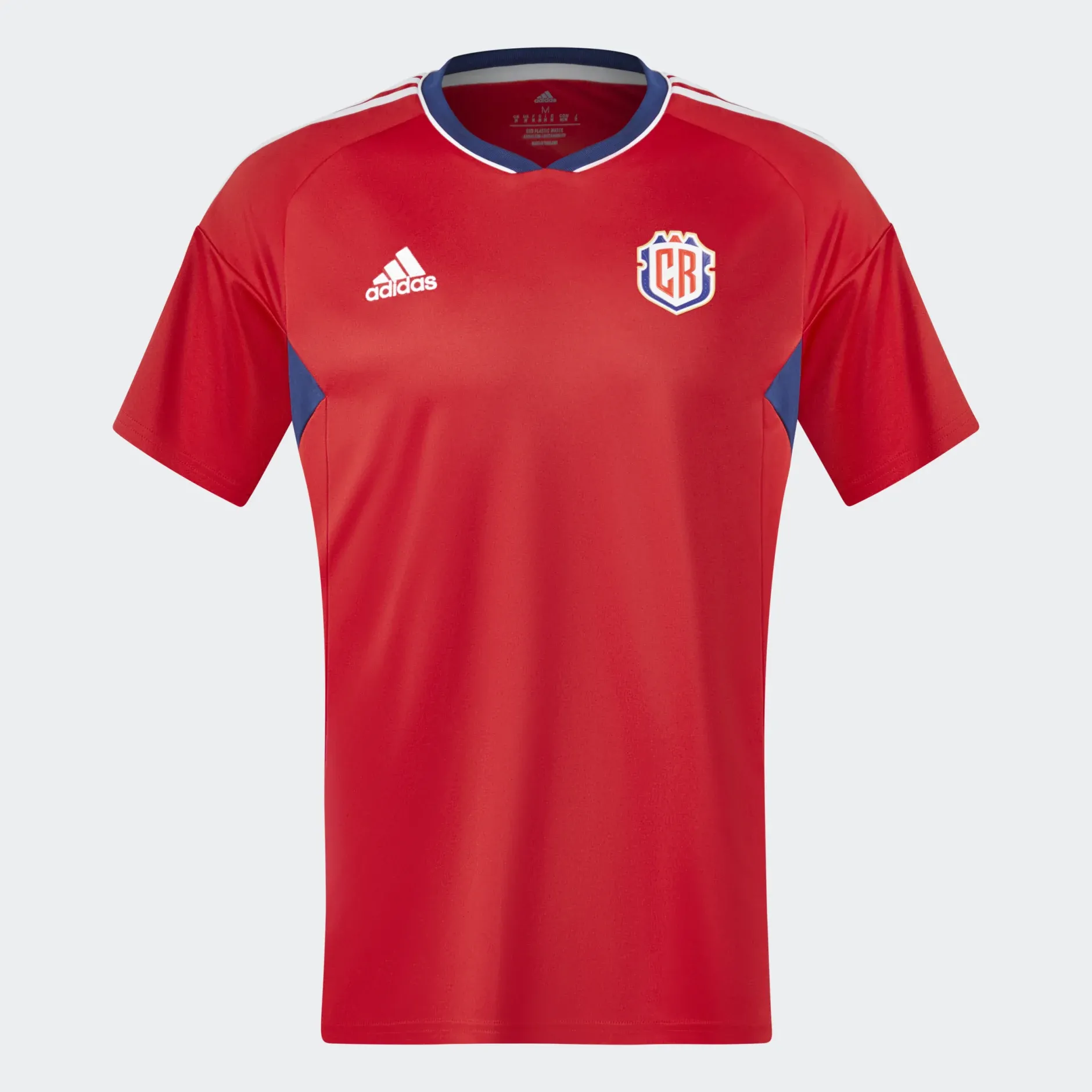 La camiseta de Costa Rica tiene al rojo intenso como protagonista. Además, resaltan detalles en azul en axilas y cuello, mientras que los tres ribetes de la marca son blancos.