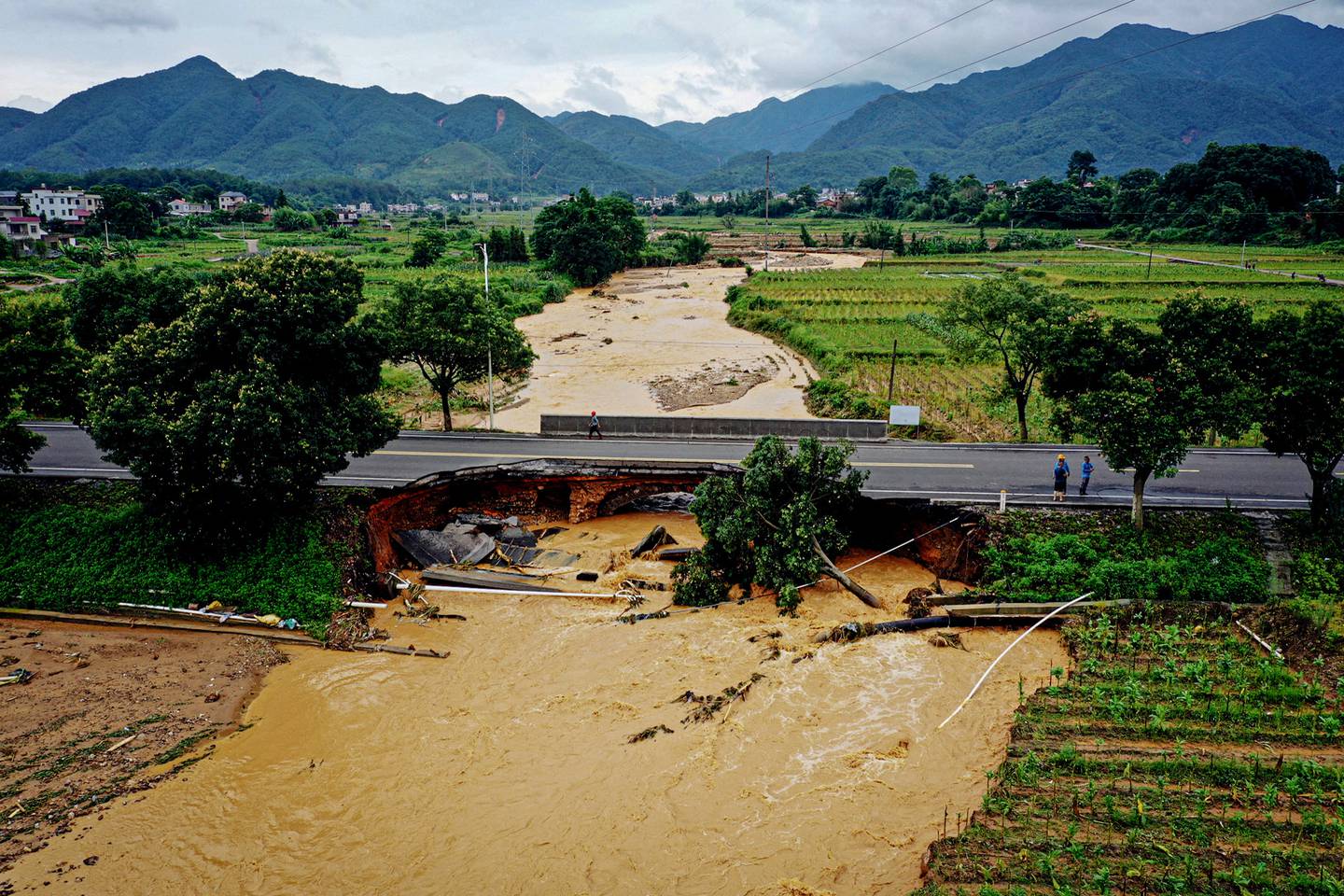 El sur de China enfrenta severas inundaciones en las que ya se registran personas fallecidas. Foto: AFP