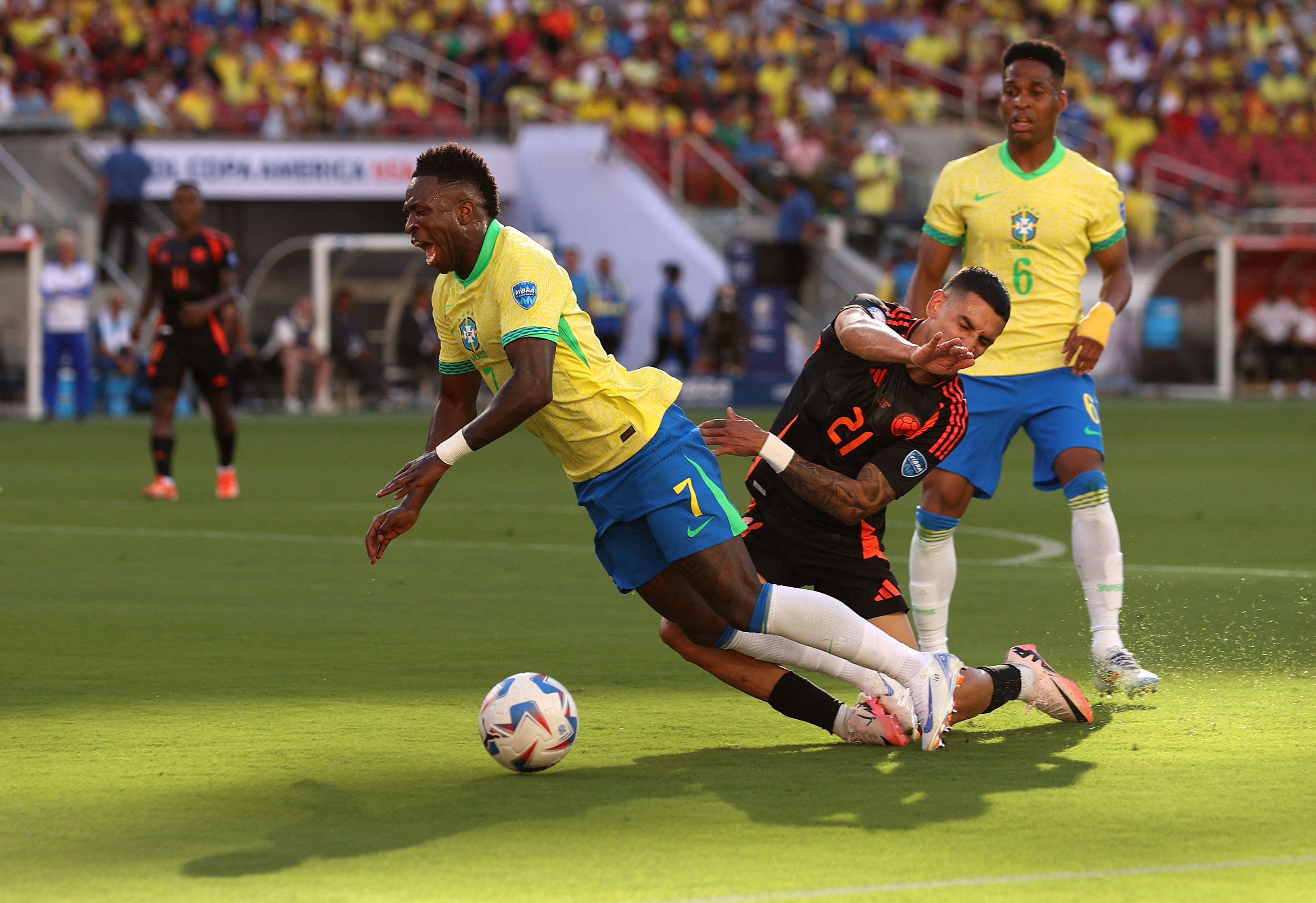 El atacante de Brasil Vinicius Junior (amarillo) recibió falta dentro de área del defensor de Colombia Daniel Muñóz, pero el árbitro consideró que no se dio infracción y sancionó tiro de esquina. 