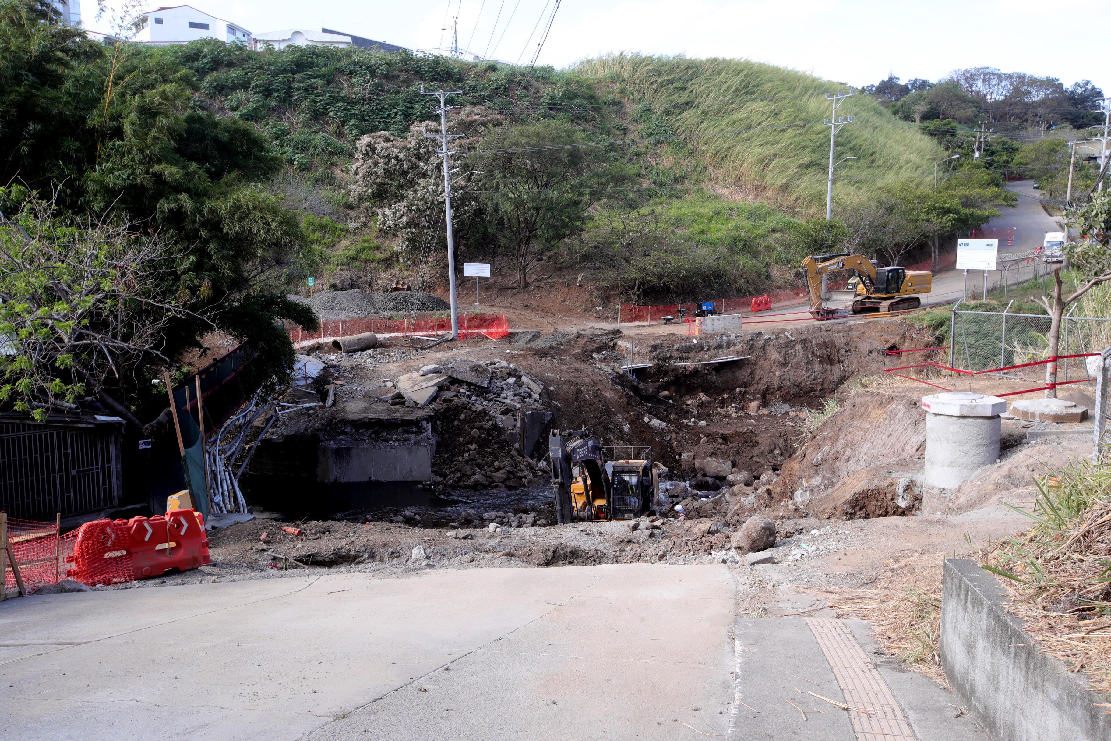 El retiro de la estructura vieja para iniciar la construcción del nuevo puente interrumpió el paso por el bajo los Ledezma, en una ruta que era usada por miles de vehículos como vía alterna de la Uruca hacia Pavas, La Sabana y Escazú. 