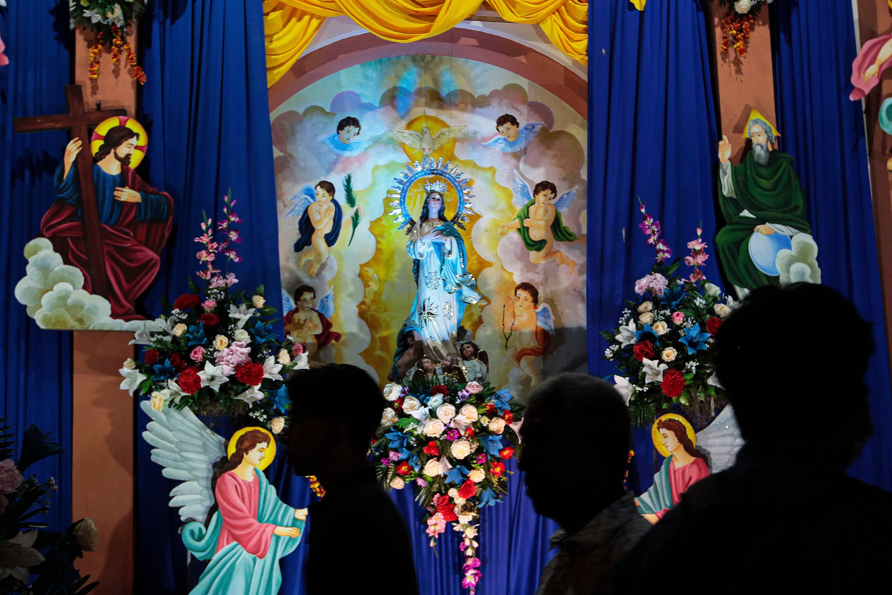 La gente asiste a las celebraciones en honor a la Virgen María en León, Nicaragua, el 7 de diciembre de 2022. Con cantos de alabanza, fuegos artificiales, bailes y gran alegría, miles de católicos celebraron la 