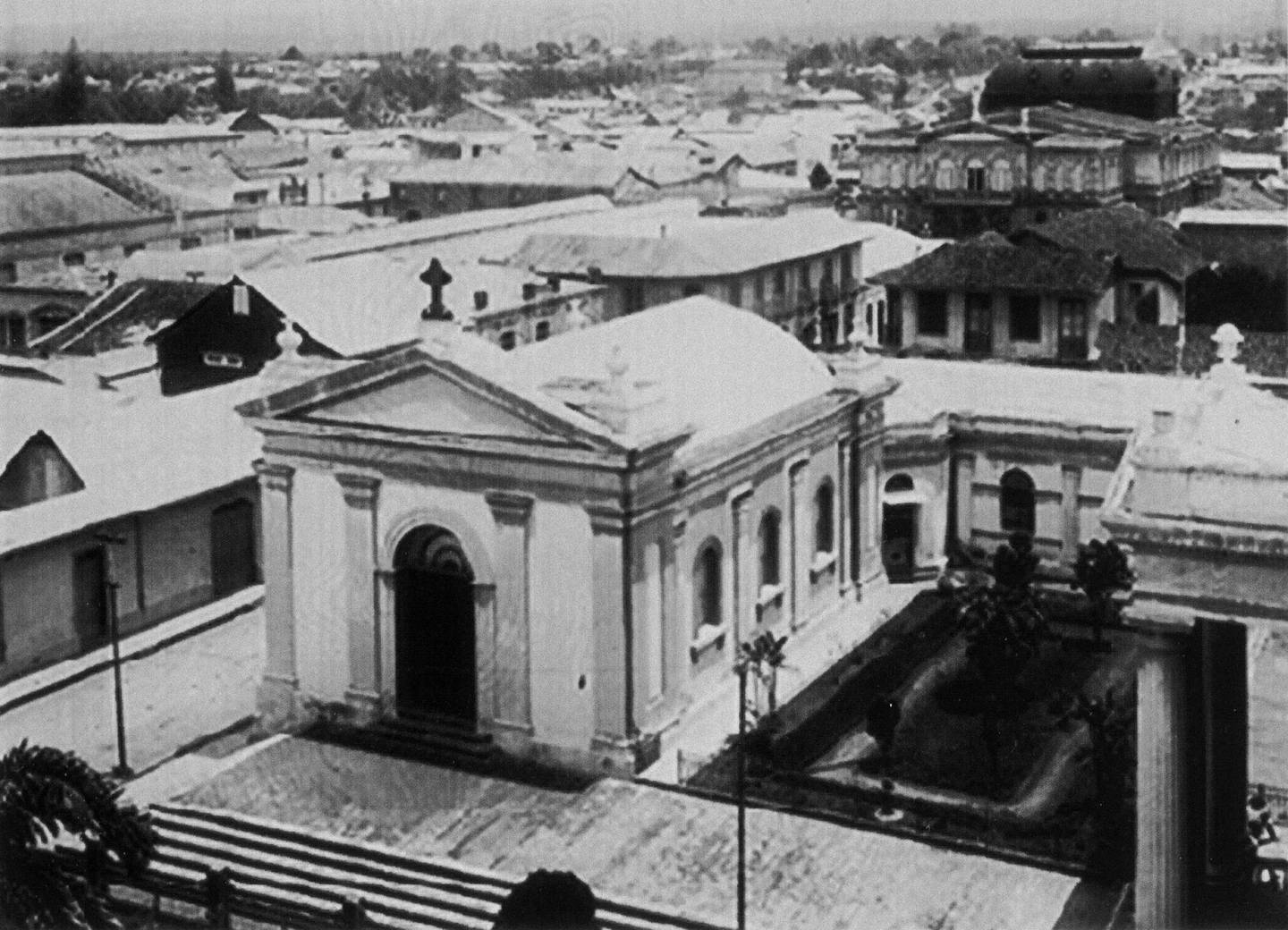 La capilla del Sagrario vista desde la cornisa de la Catedral Metropolitana, hacia 1920.
