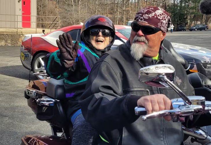 Mujer de 104 años celebró su cumpleaños con un paseo en moto.