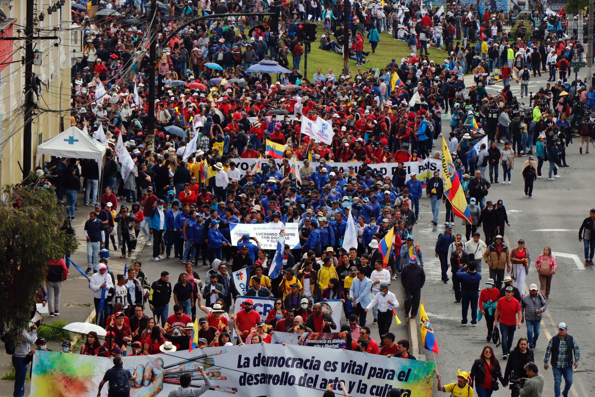 Los partidarios del presidente de Ecuador, Guillermo Lasso, se manifiestan en los alrededores del edificio de la Asamblea en Quito.