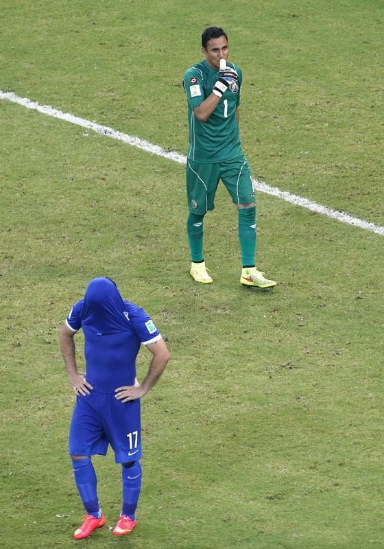 Así reaccionó Theofanis Gekas tras fallar su penal el 29 de junio de 2014 ante Keylor Navas en el Mundial de Brasil. Se tapó la cara con la camisa mientras Navas se persignaba y le agradecía a Dios.