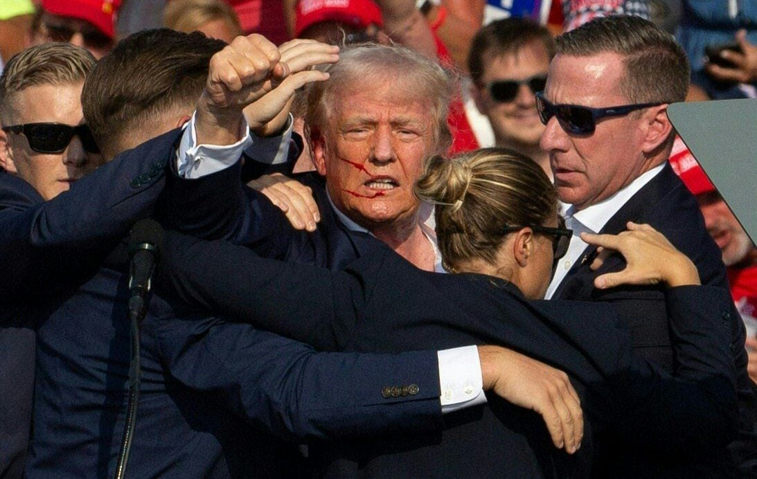 Donald Trump, durante un mitin republicano, donde escapó ileso de un intento de asesinato, atribuido por algunos seguidores a una 'intervención divina'. Foto: AFP