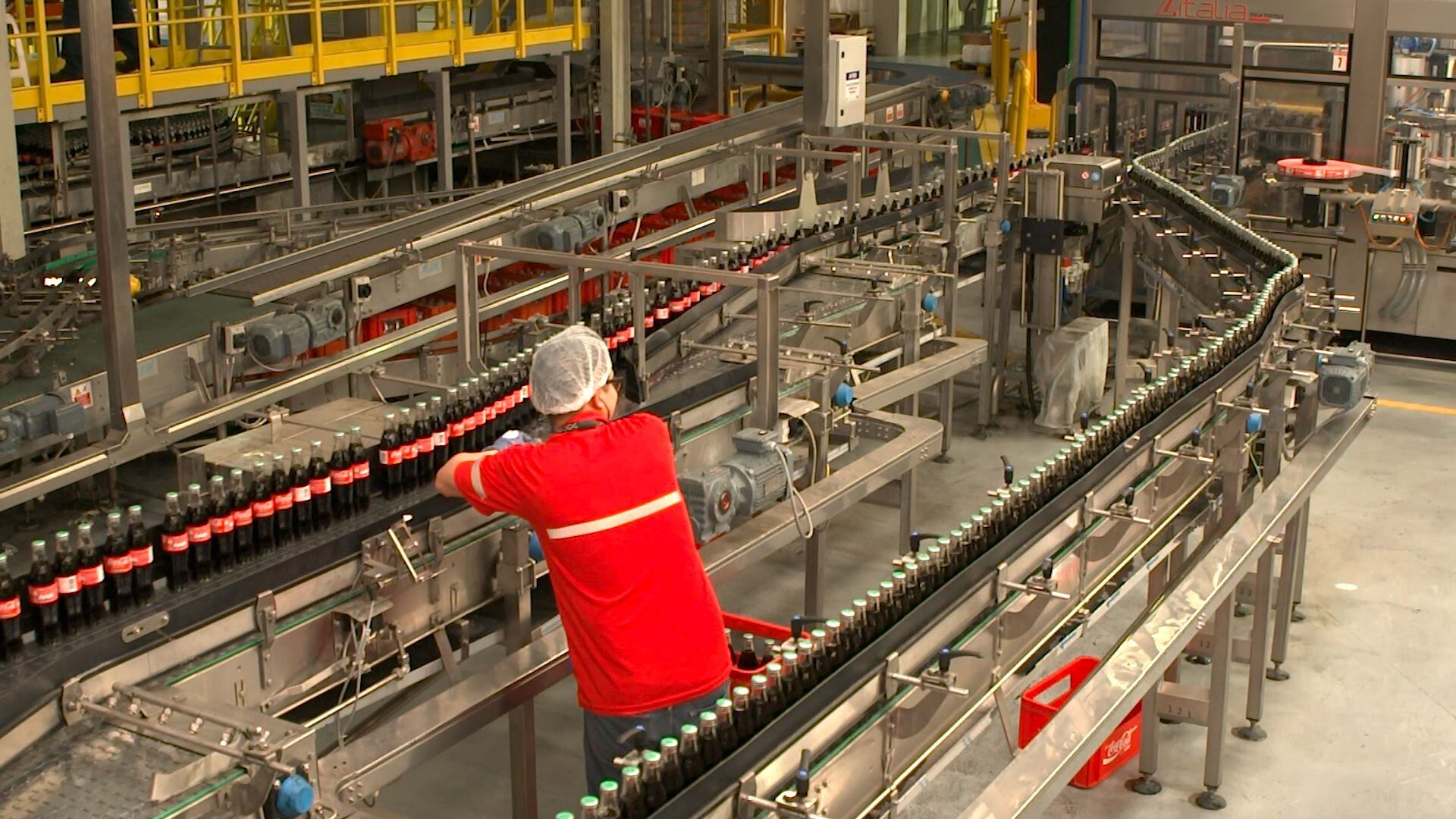 Las nuevas líneas de producción impactarán a los envases de plástico de 2,5 litros y a los envases de vidrio de 350 mililitros. 