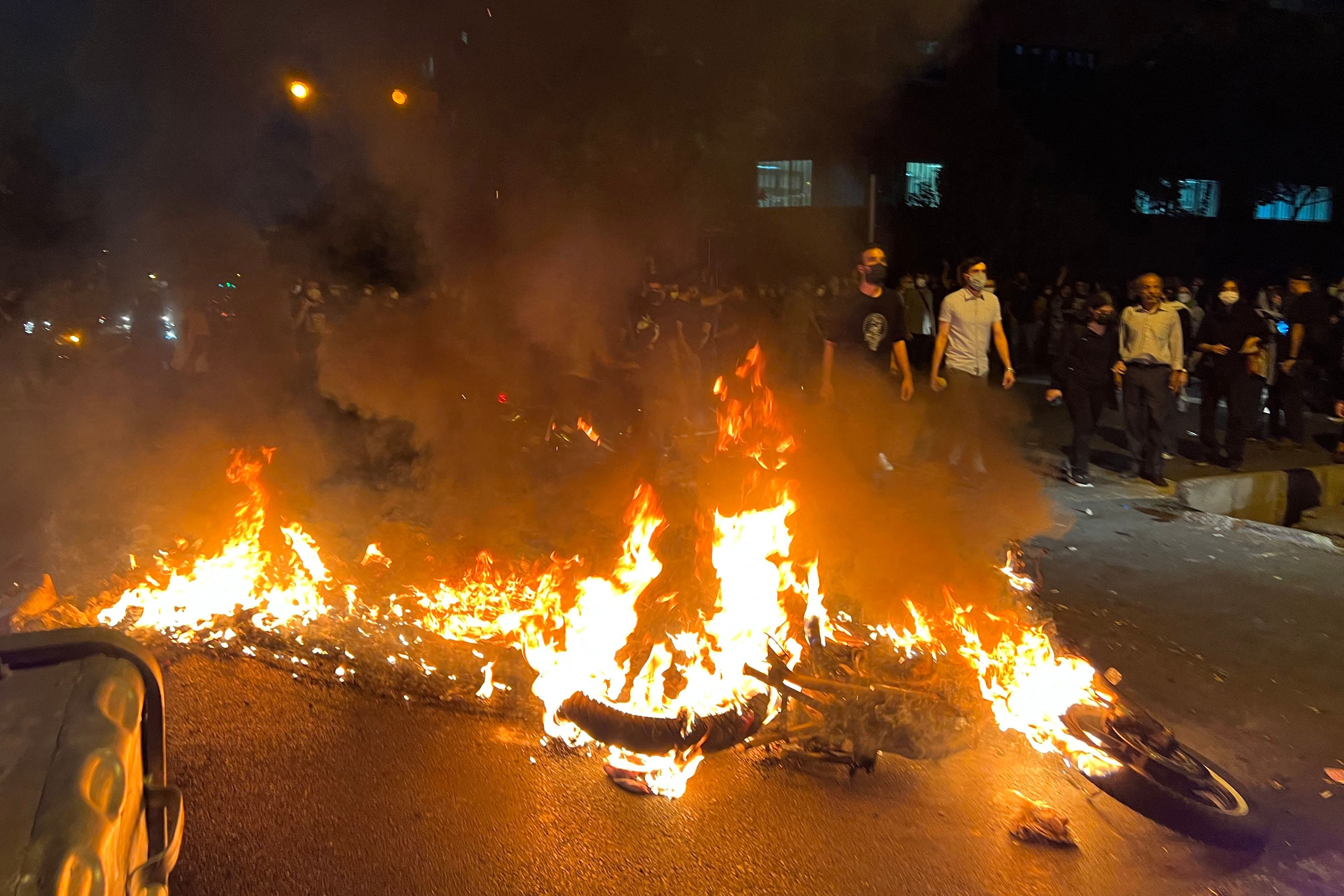 El descontento todavía arde en Irán, pese a menor número de manifestaciones